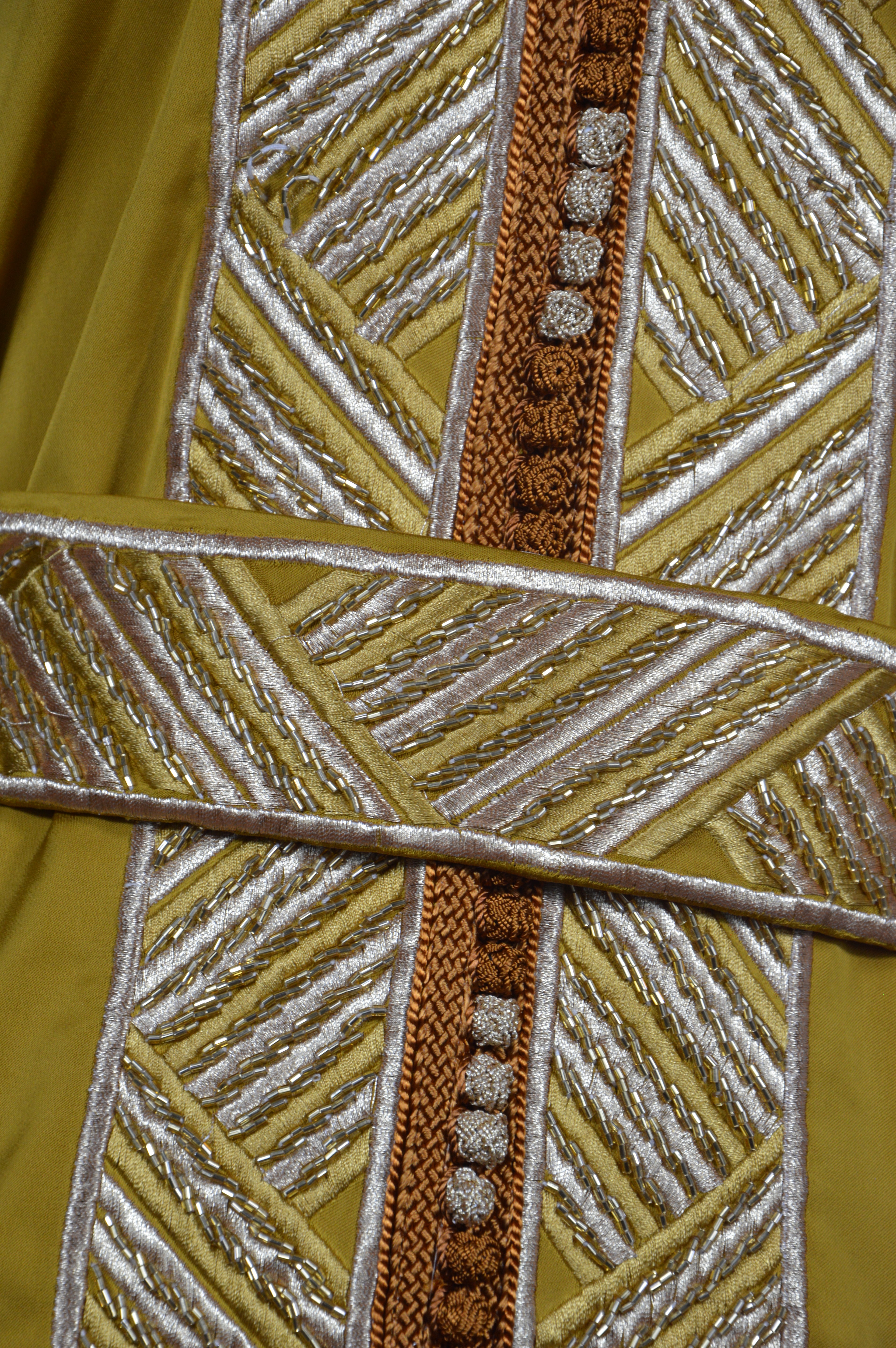 Caftan “Dalia” – Safran doré & or, panneau brodé chevrons