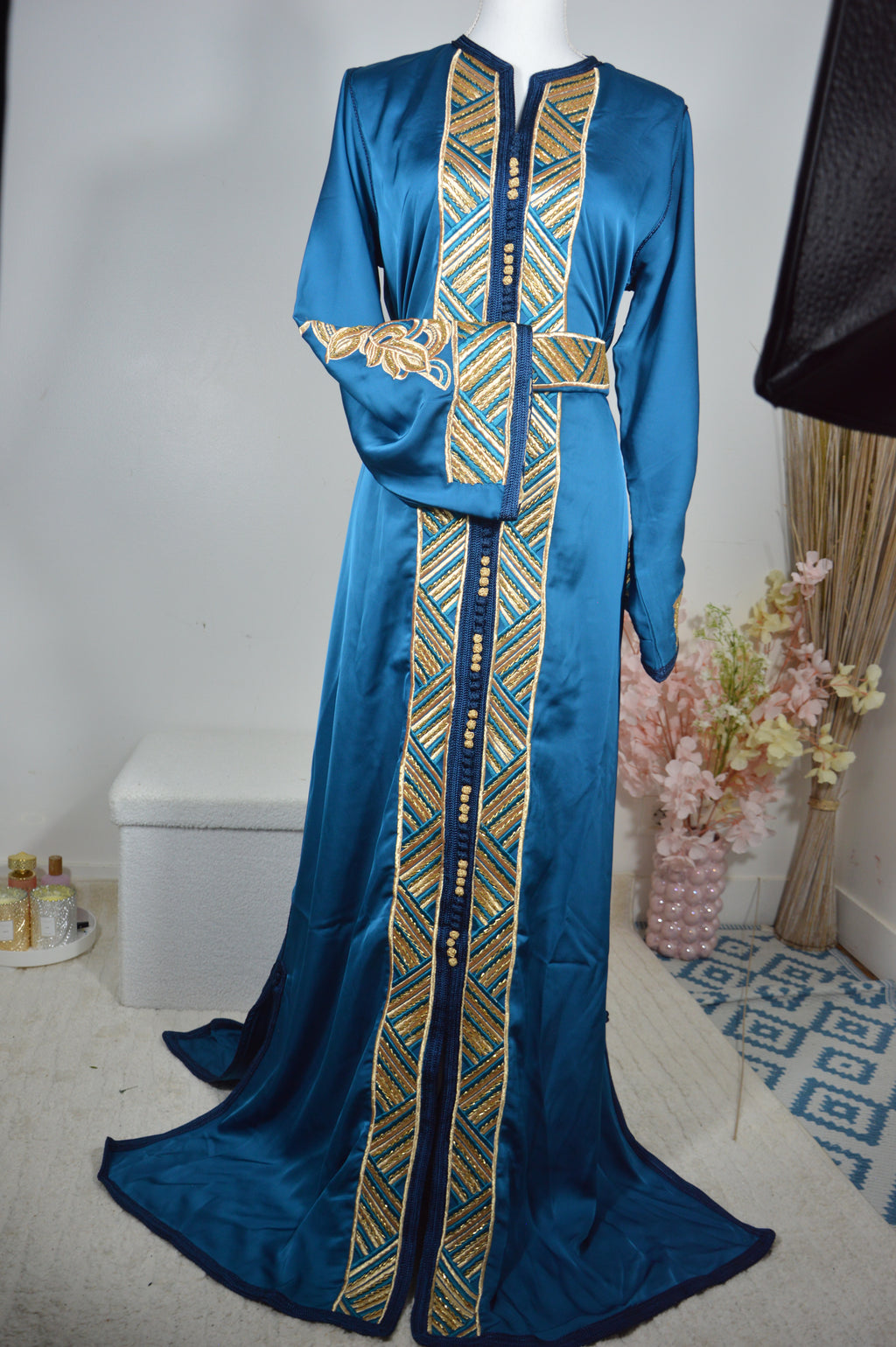 Caftan “Dalia” – Bleu paon & or, panneau brodé chevrons