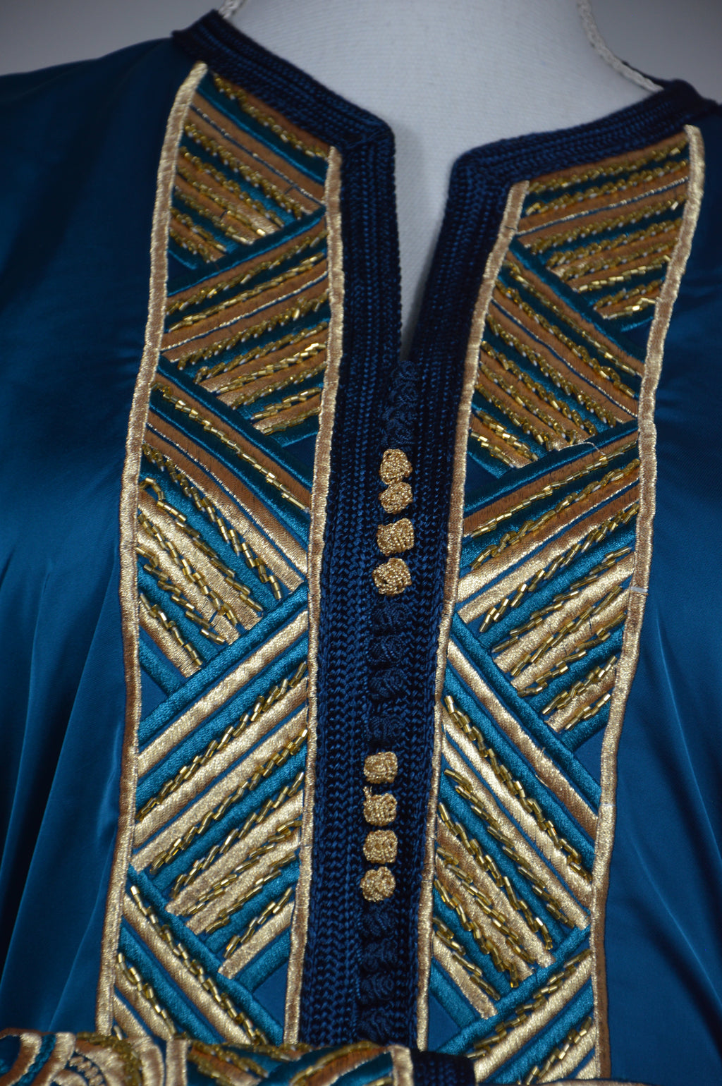 Caftan “Dalia” – Bleu paon & or, panneau brodé chevrons