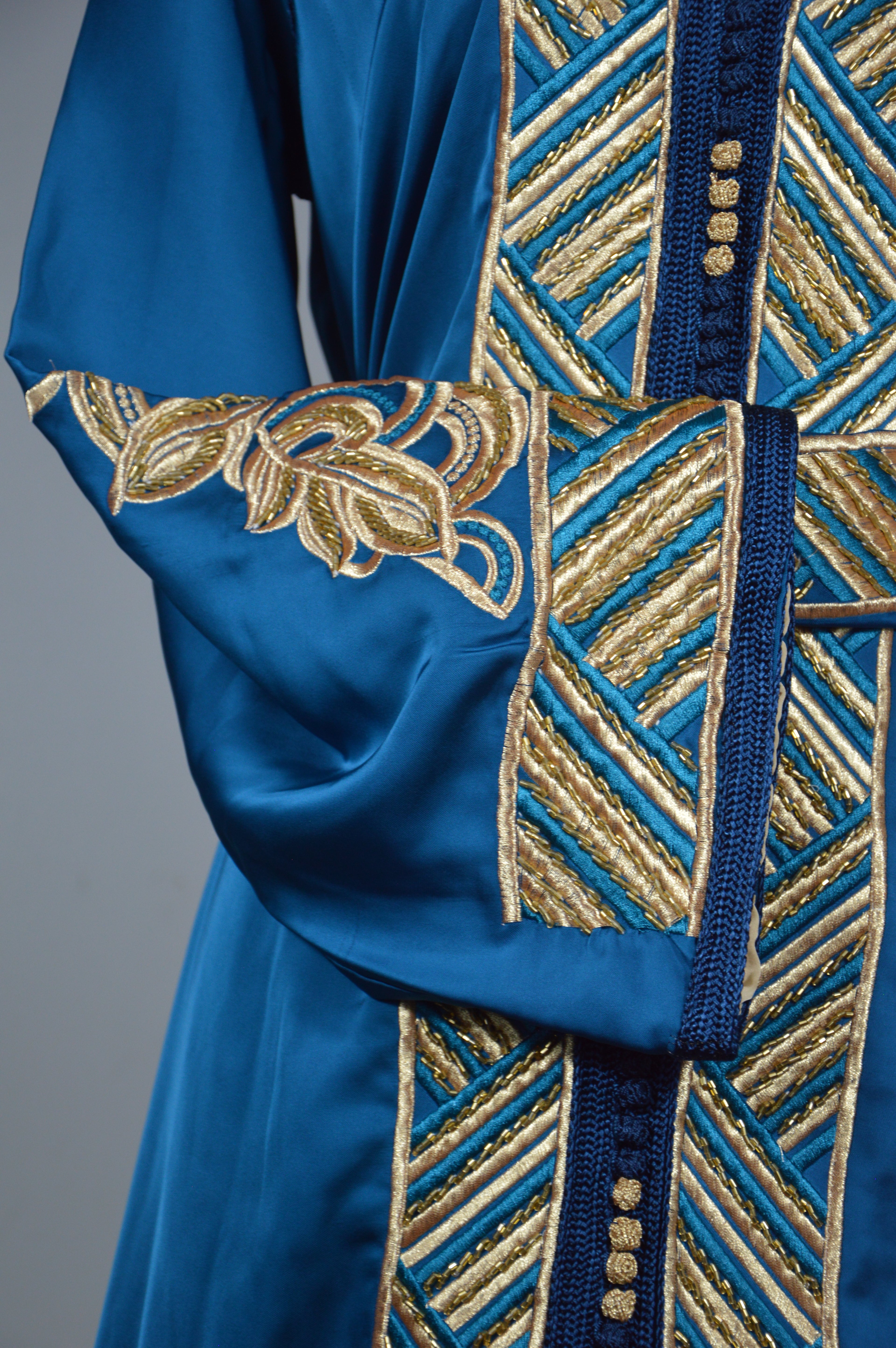 Caftan “Dalia” – Bleu paon & or, panneau brodé chevrons