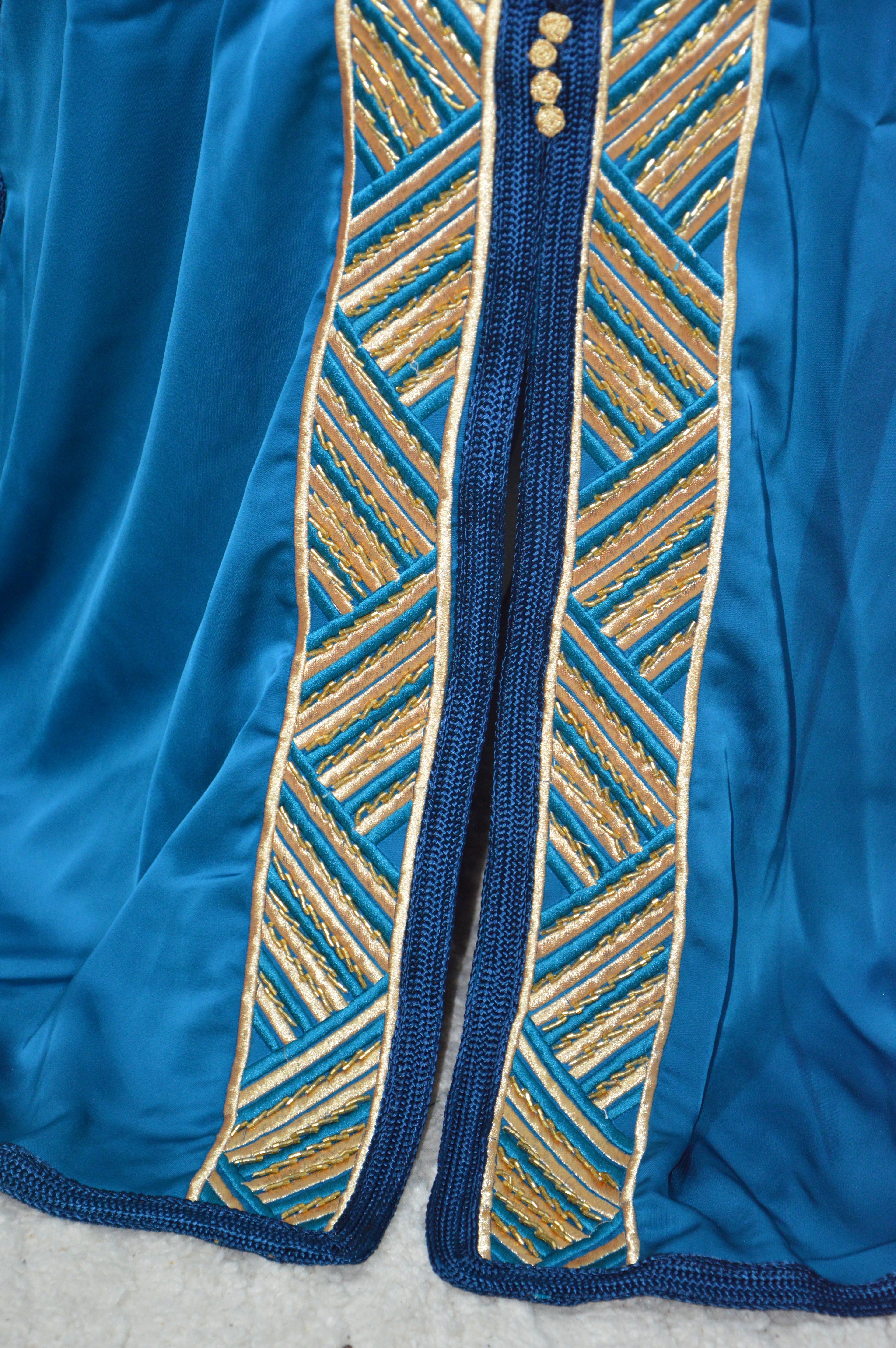 Caftan “Dalia” – Bleu paon & or, panneau brodé chevrons