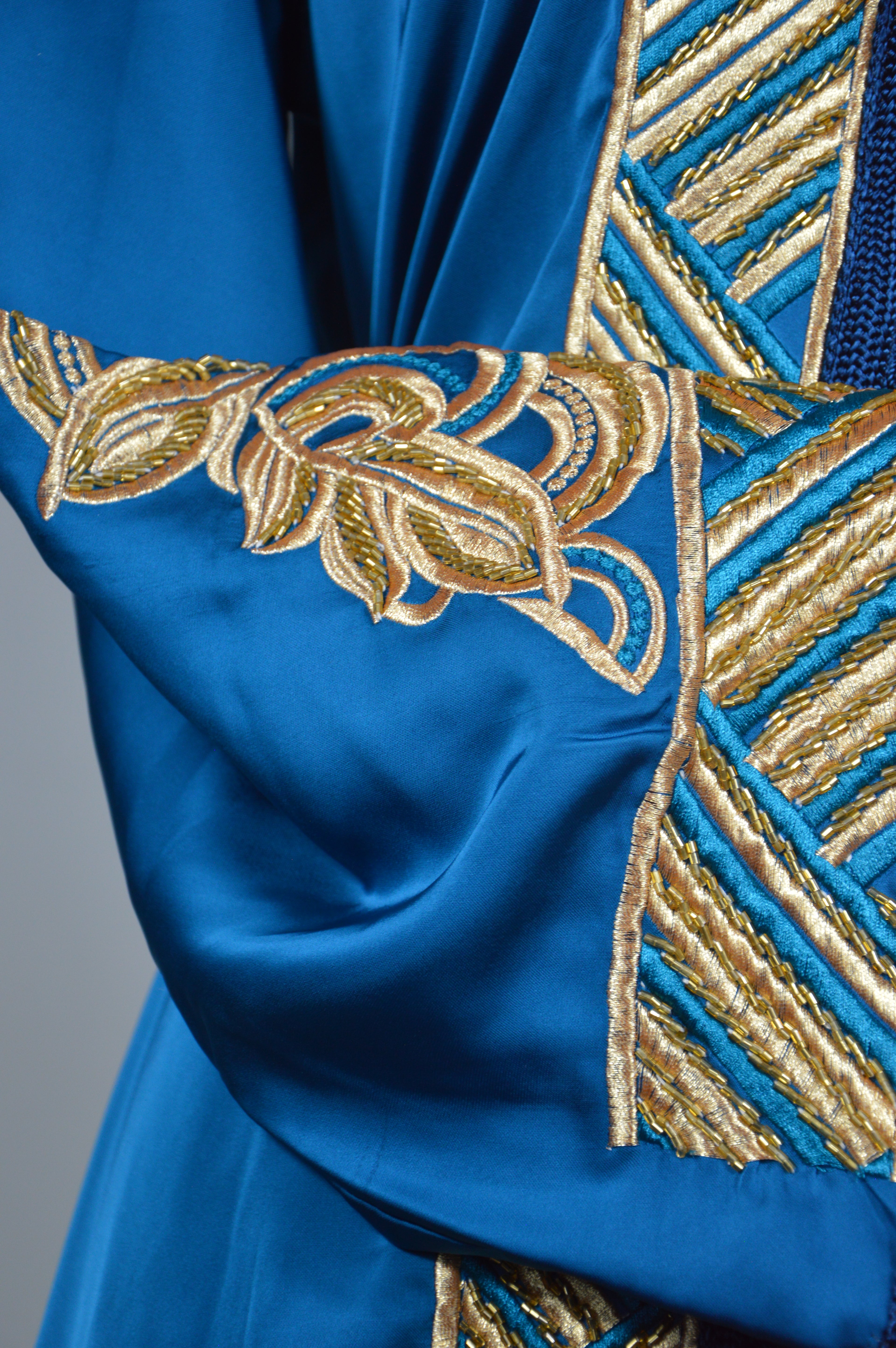 Caftan “Dalia” – Bleu paon & or, panneau brodé chevrons