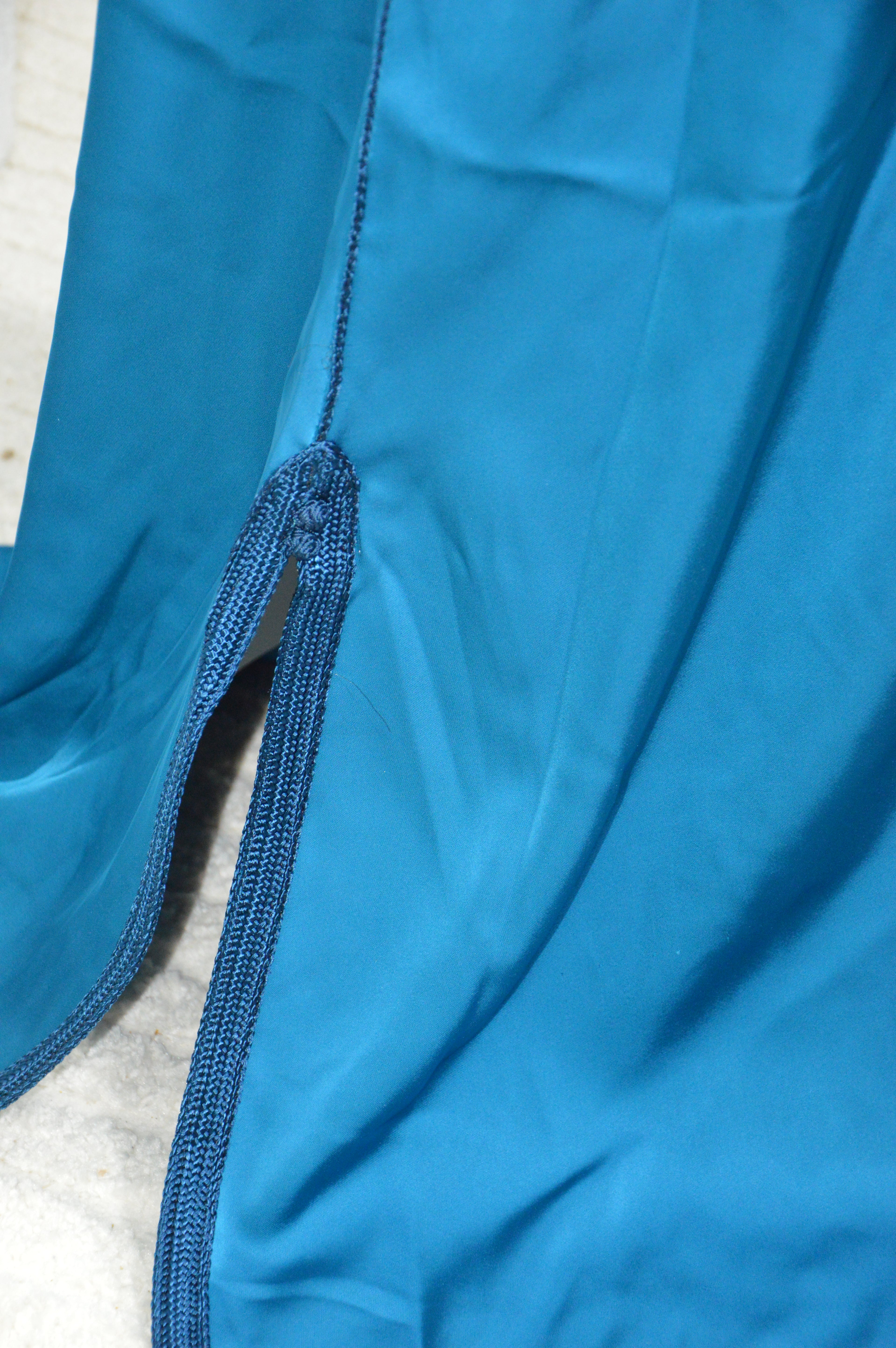 Caftan “Dalia” – Bleu paon & or, panneau brodé chevrons