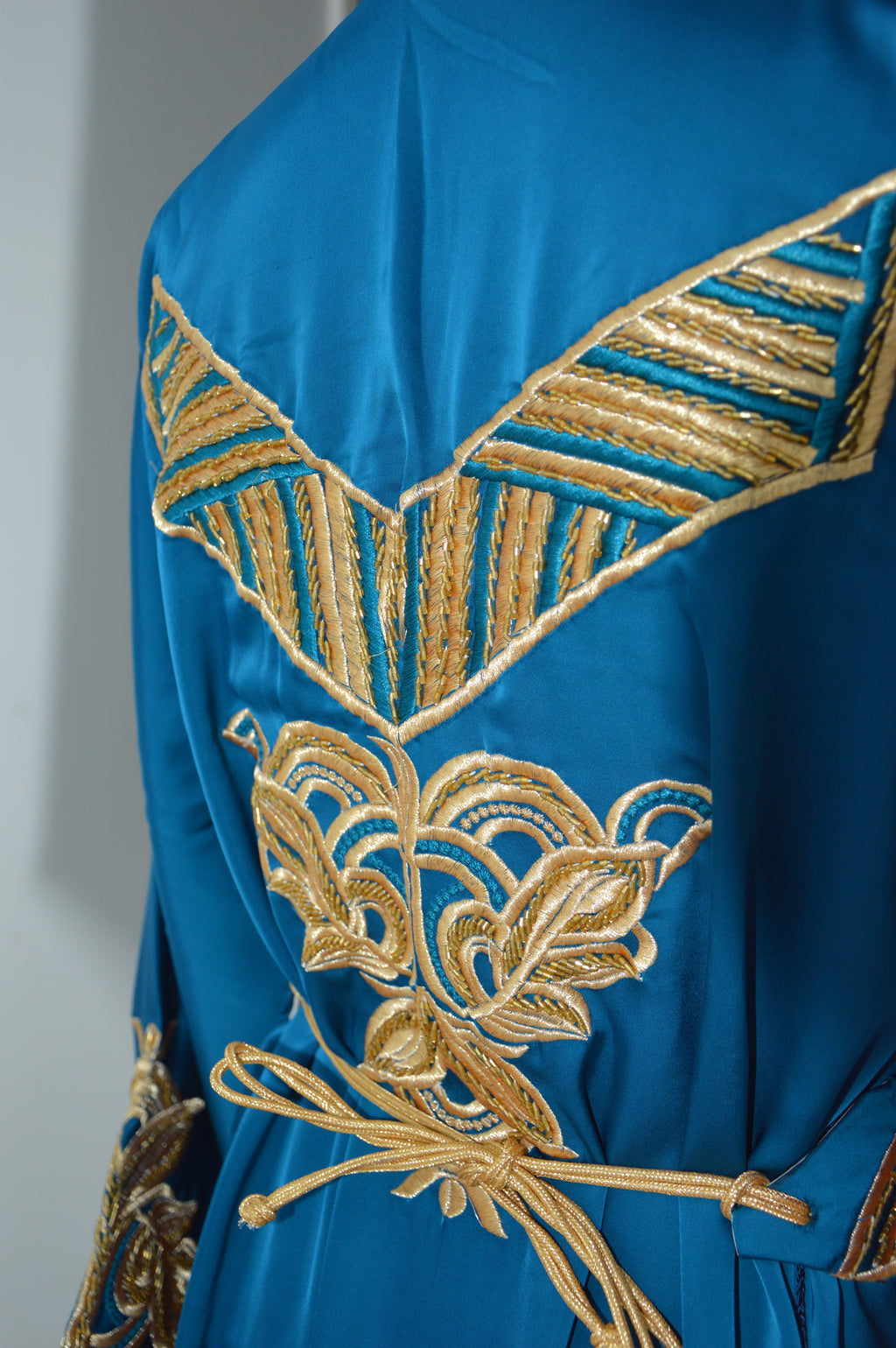 Caftan “Dalia” – Bleu paon & or, panneau brodé chevrons