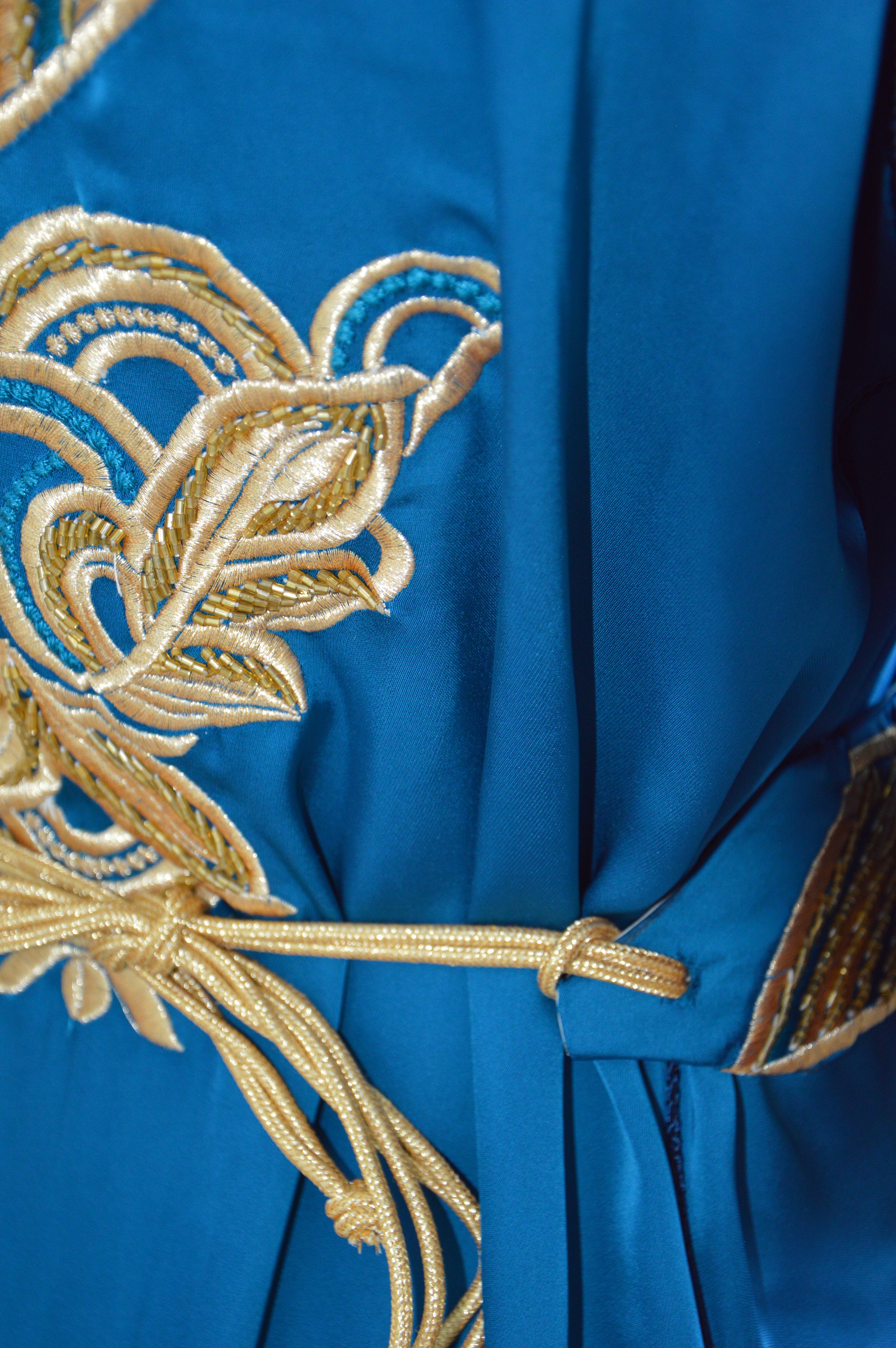 Caftan “Dalia” – Bleu paon & or, panneau brodé chevrons
