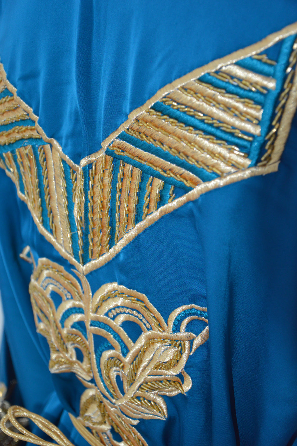 Caftan “Dalia” – Bleu paon & or, panneau brodé chevrons