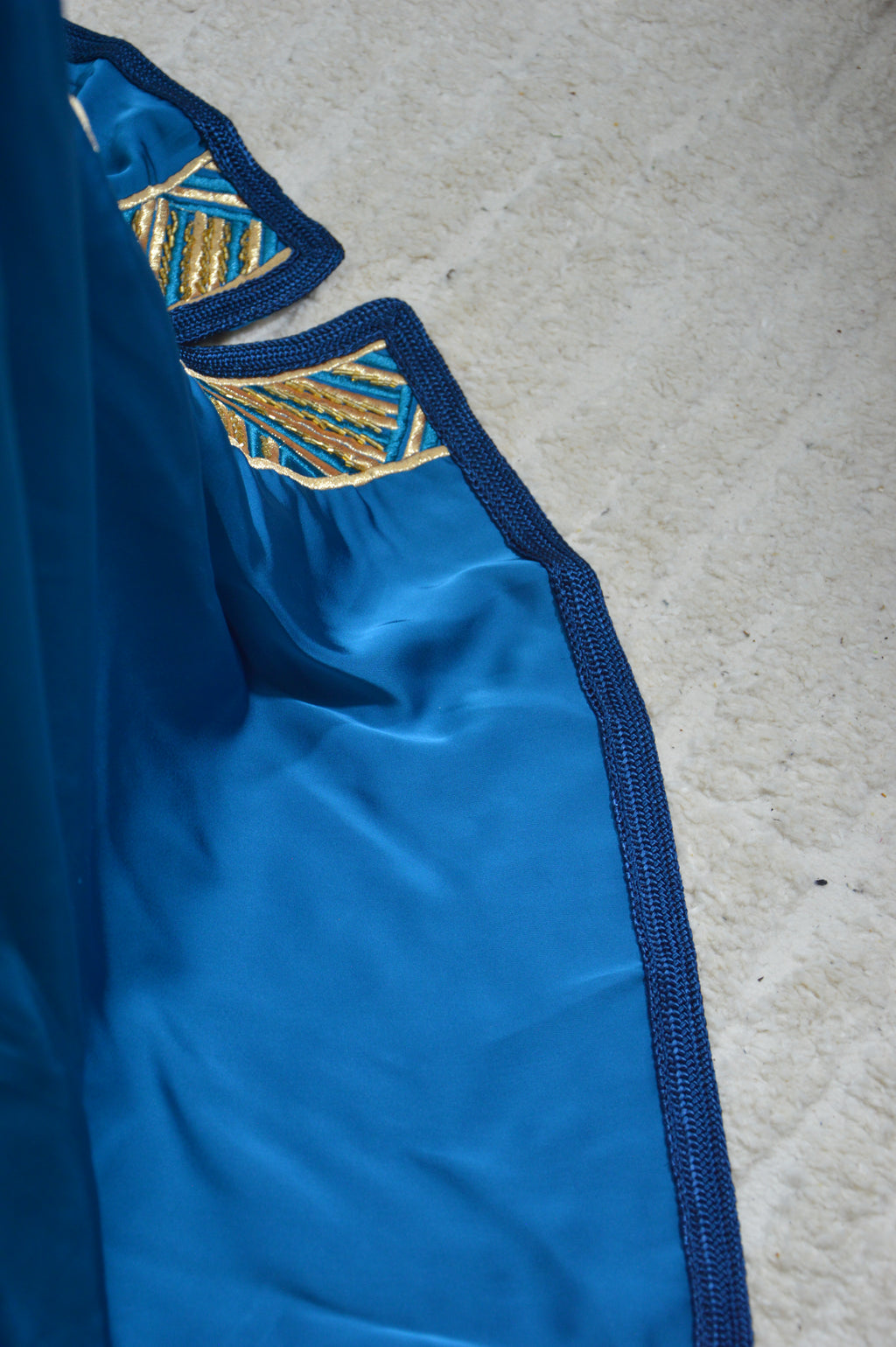 Caftan “Dalia” – Bleu paon & or, panneau brodé chevrons
