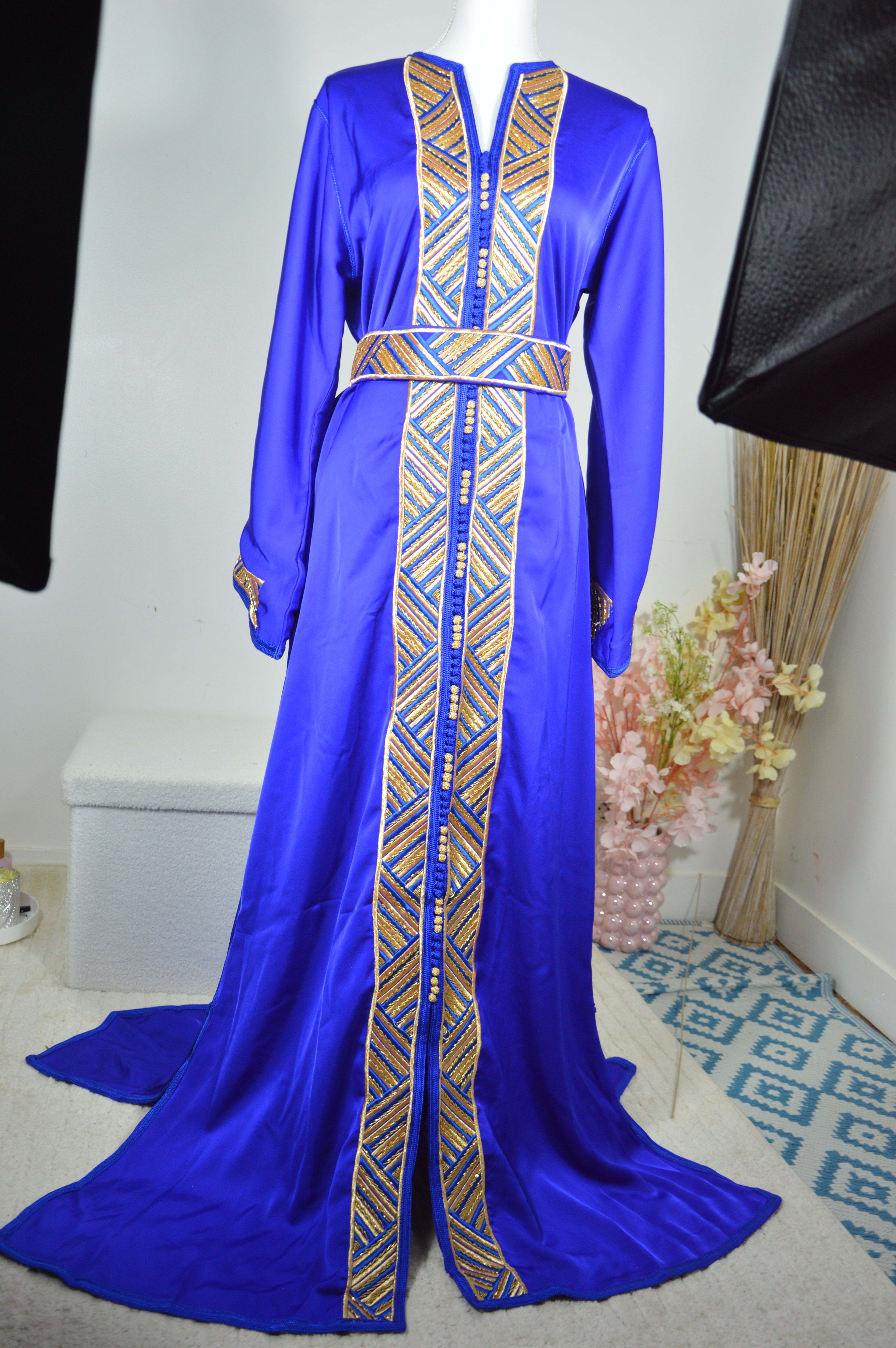 Caftan “Dalia” – Bleu roi & or, panneau brodé chevrons