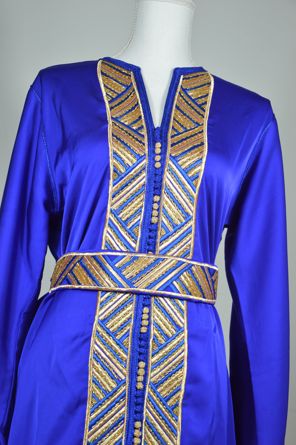 Caftan “Dalia” – Bleu roi & or, panneau brodé chevrons