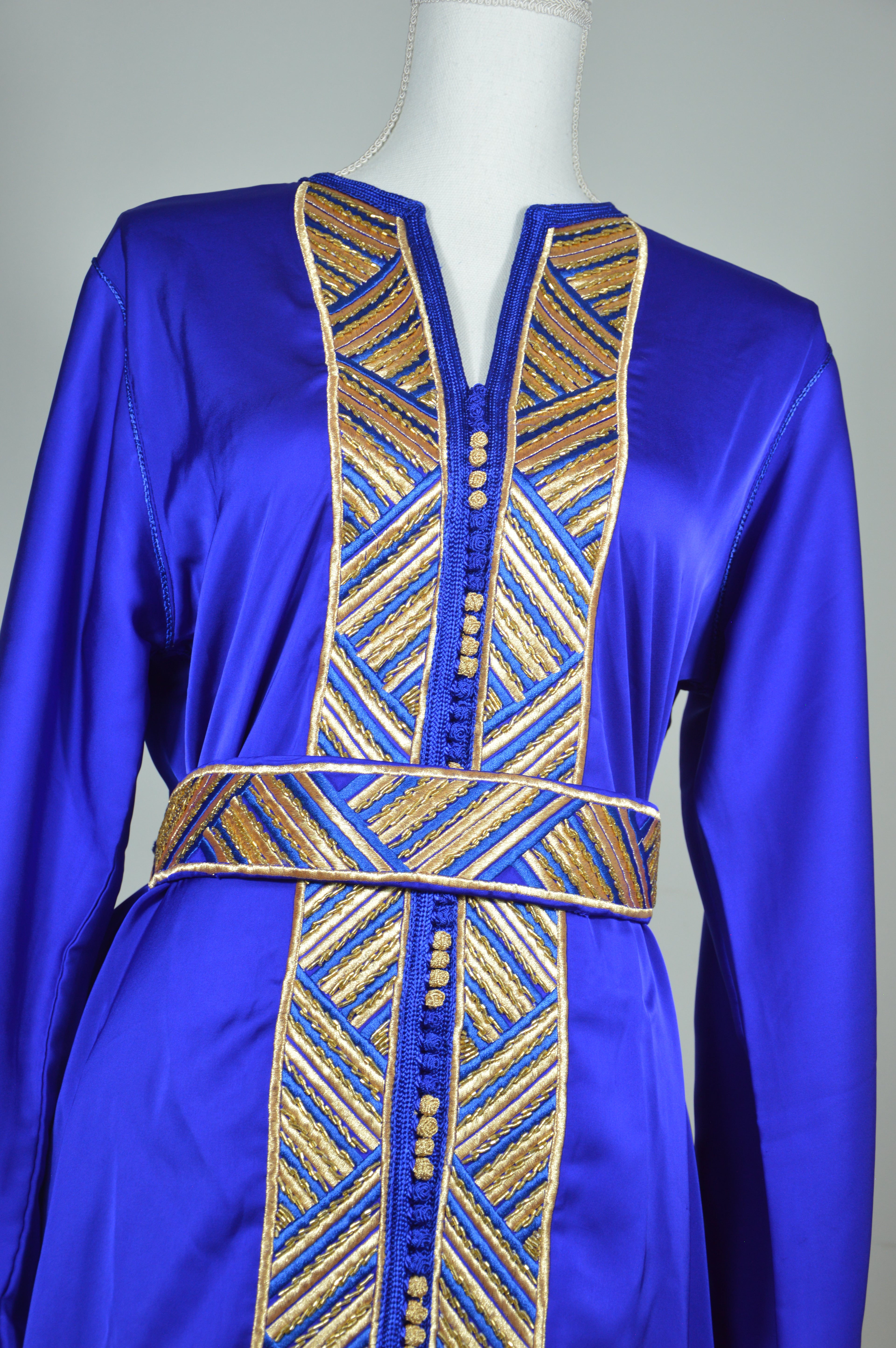 Caftan “Dalia” – Bleu roi & or, panneau brodé chevrons