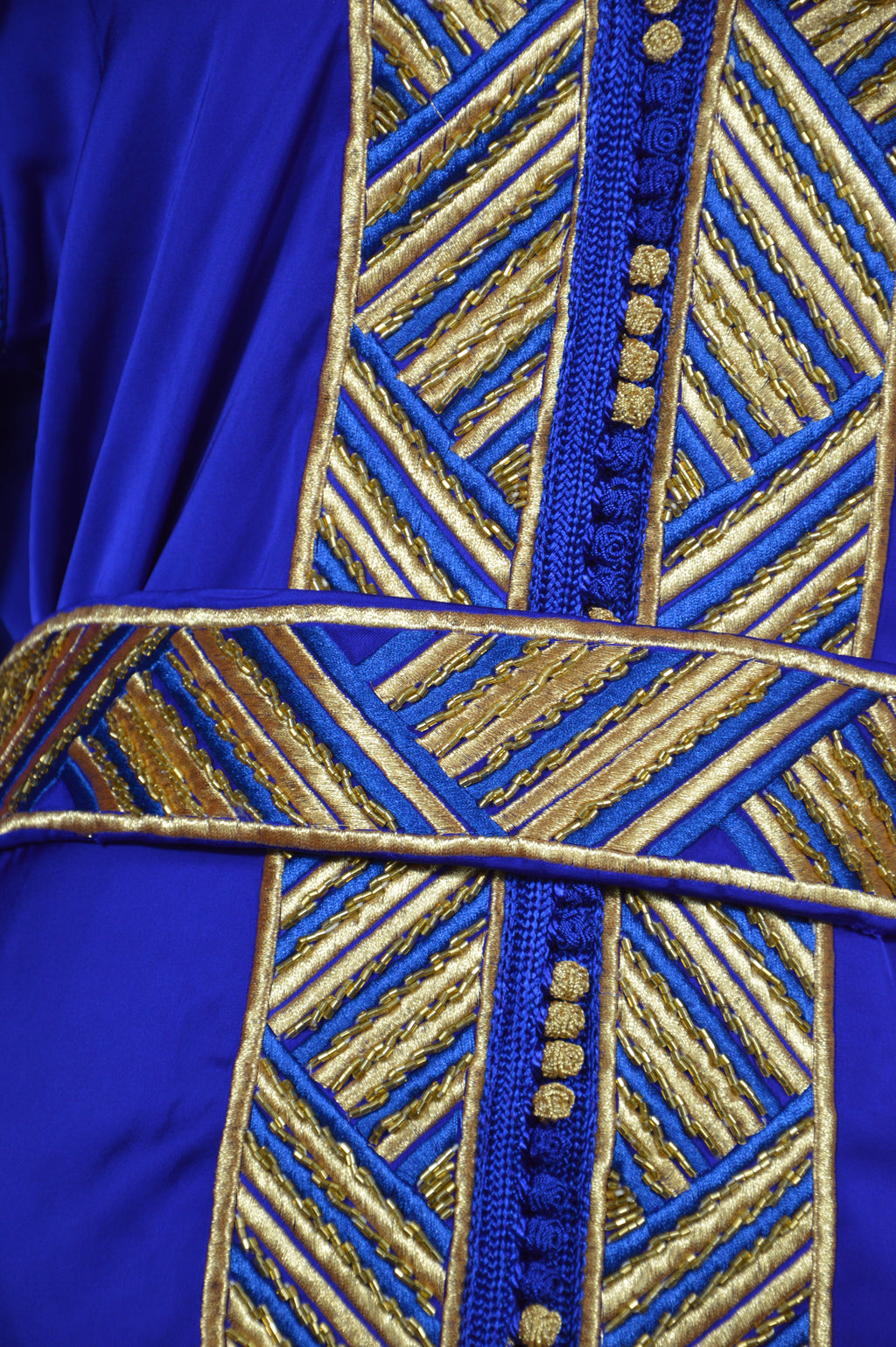 Caftan “Dalia” – Bleu roi & or, panneau brodé chevrons