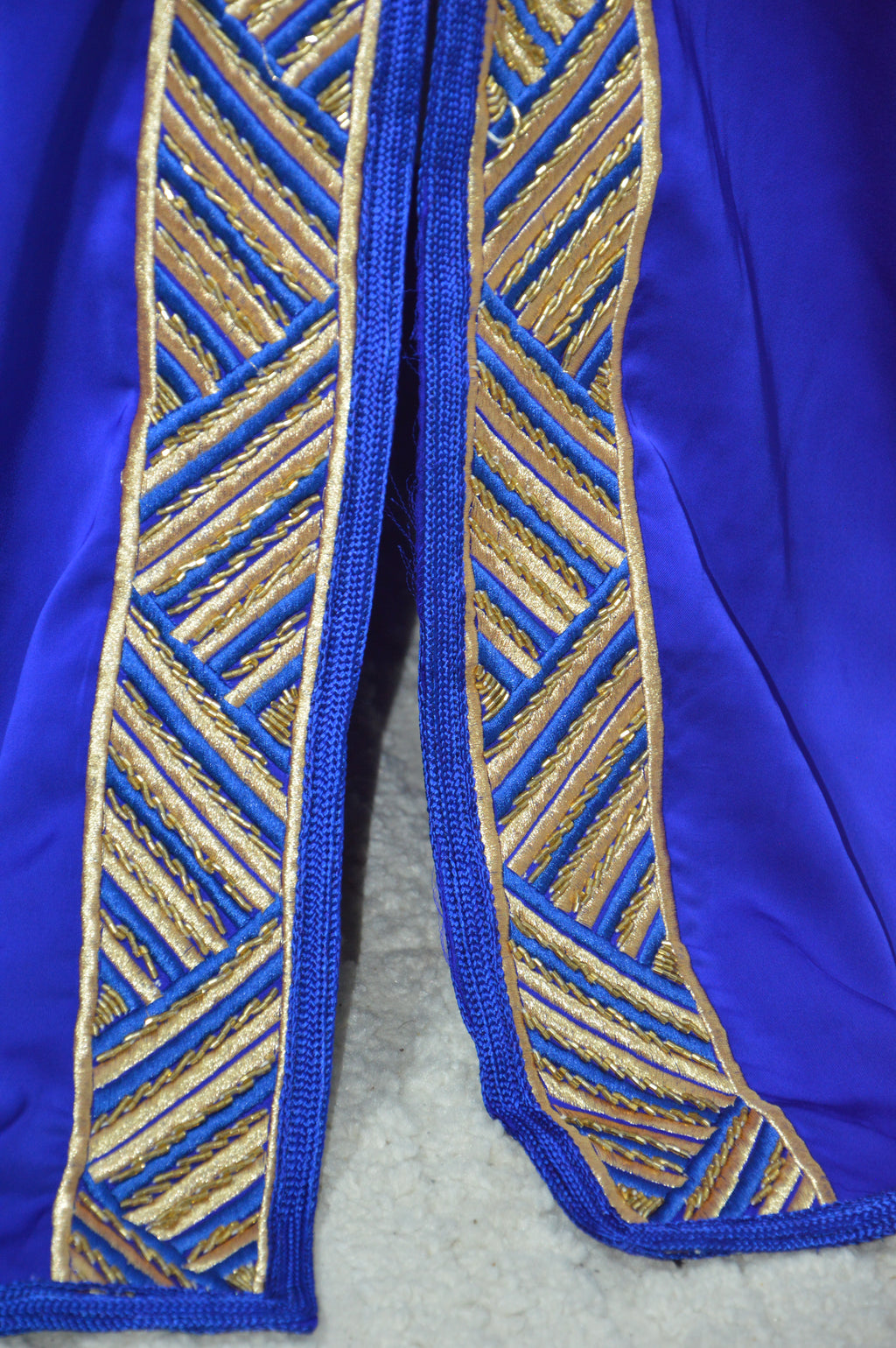 Caftan “Dalia” – Bleu roi & or, panneau brodé chevrons