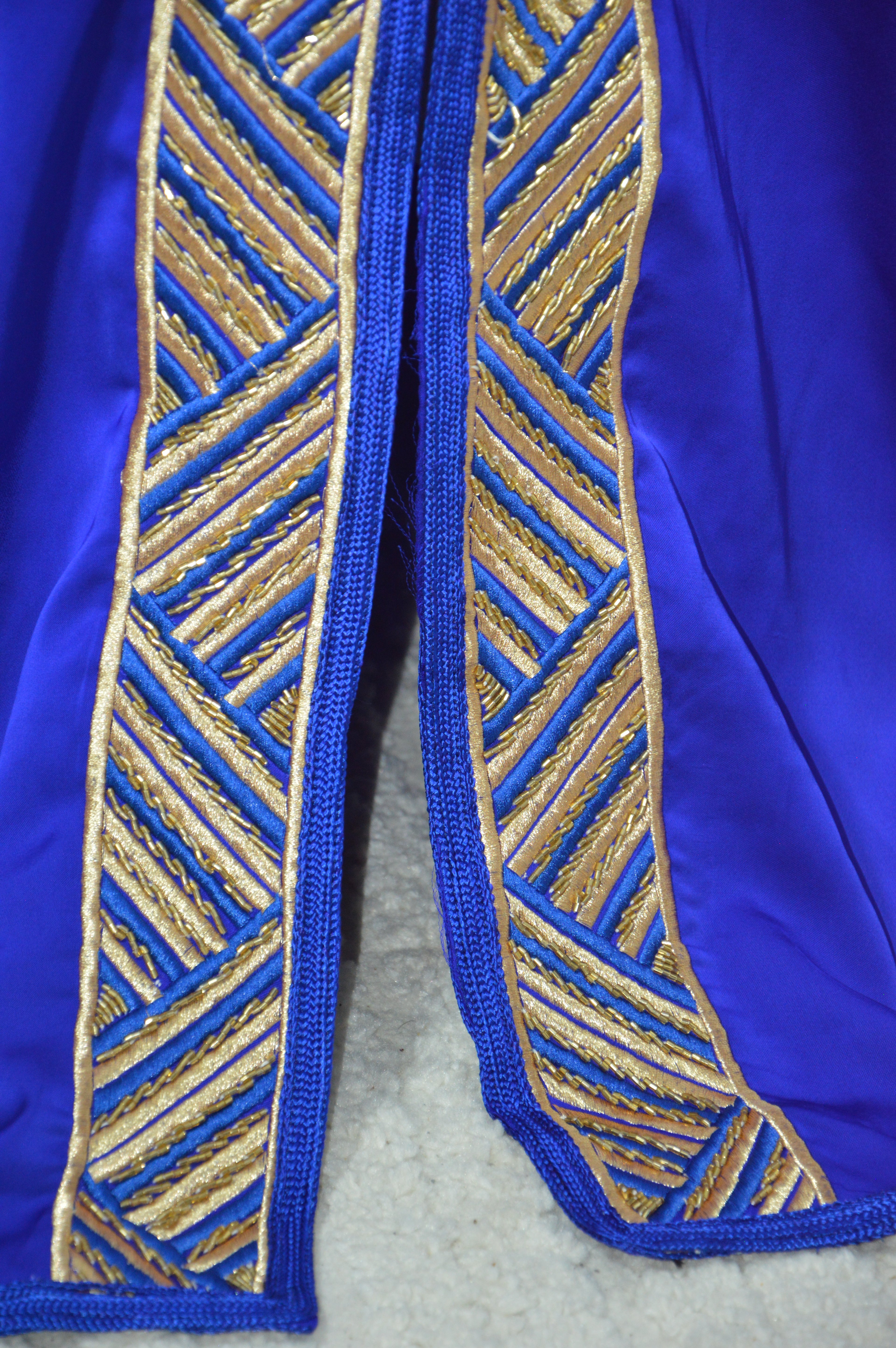 Caftan “Dalia” – Bleu roi & or, panneau brodé chevrons