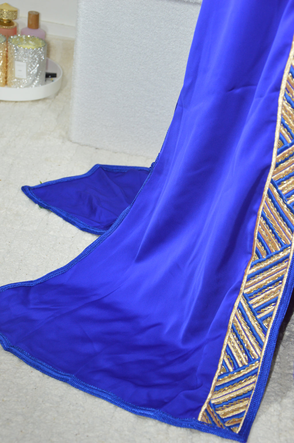 Caftan “Dalia” – Bleu roi & or, panneau brodé chevrons
