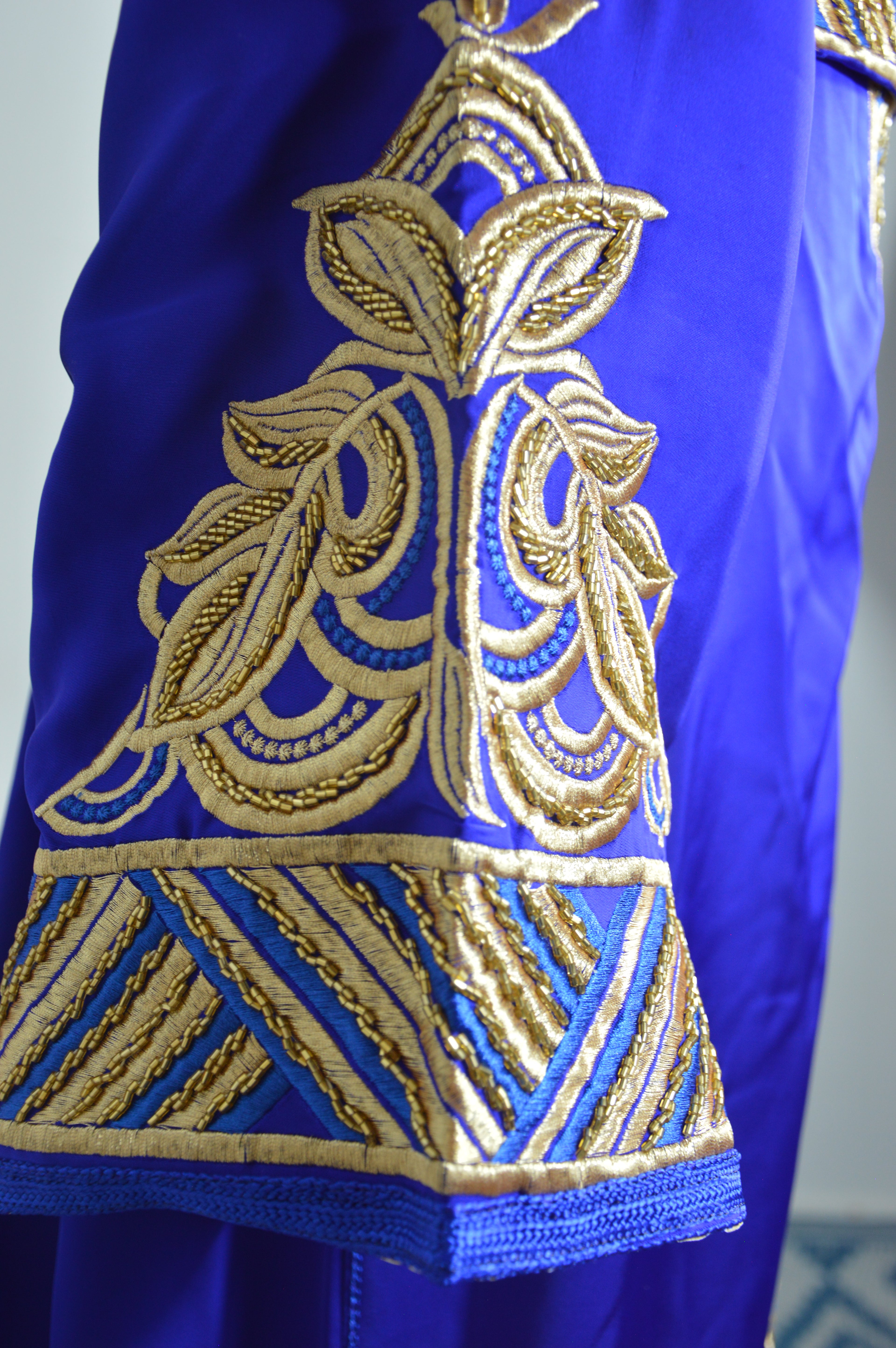 Caftan “Dalia” – Bleu roi & or, panneau brodé chevrons