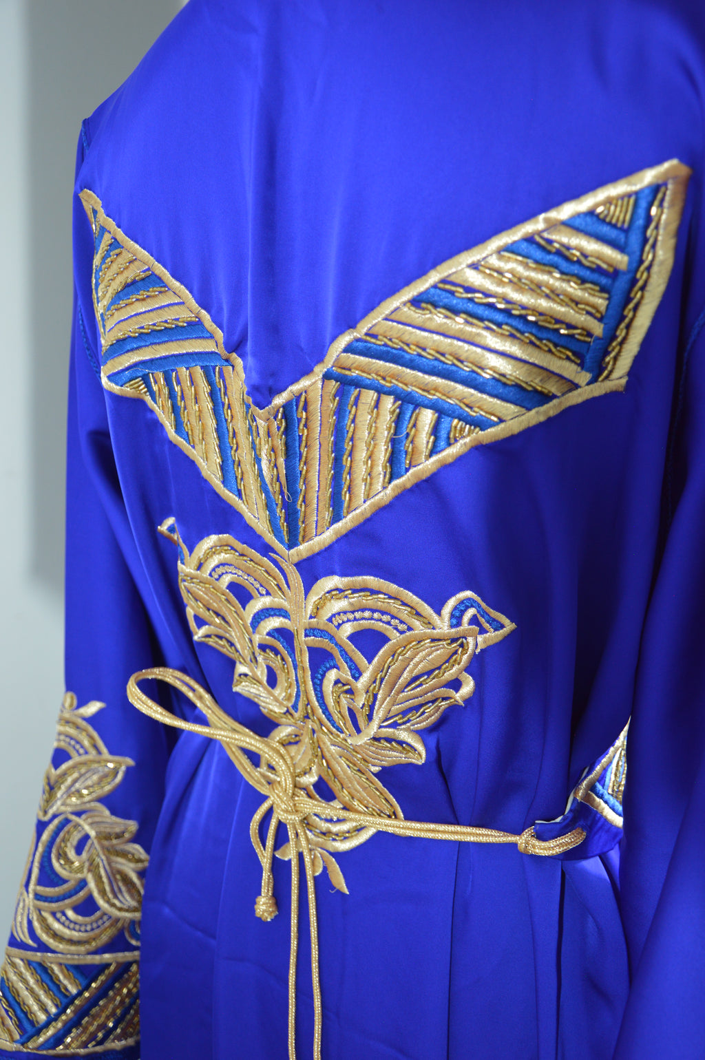 Caftan “Dalia” – Bleu roi & or, panneau brodé chevrons