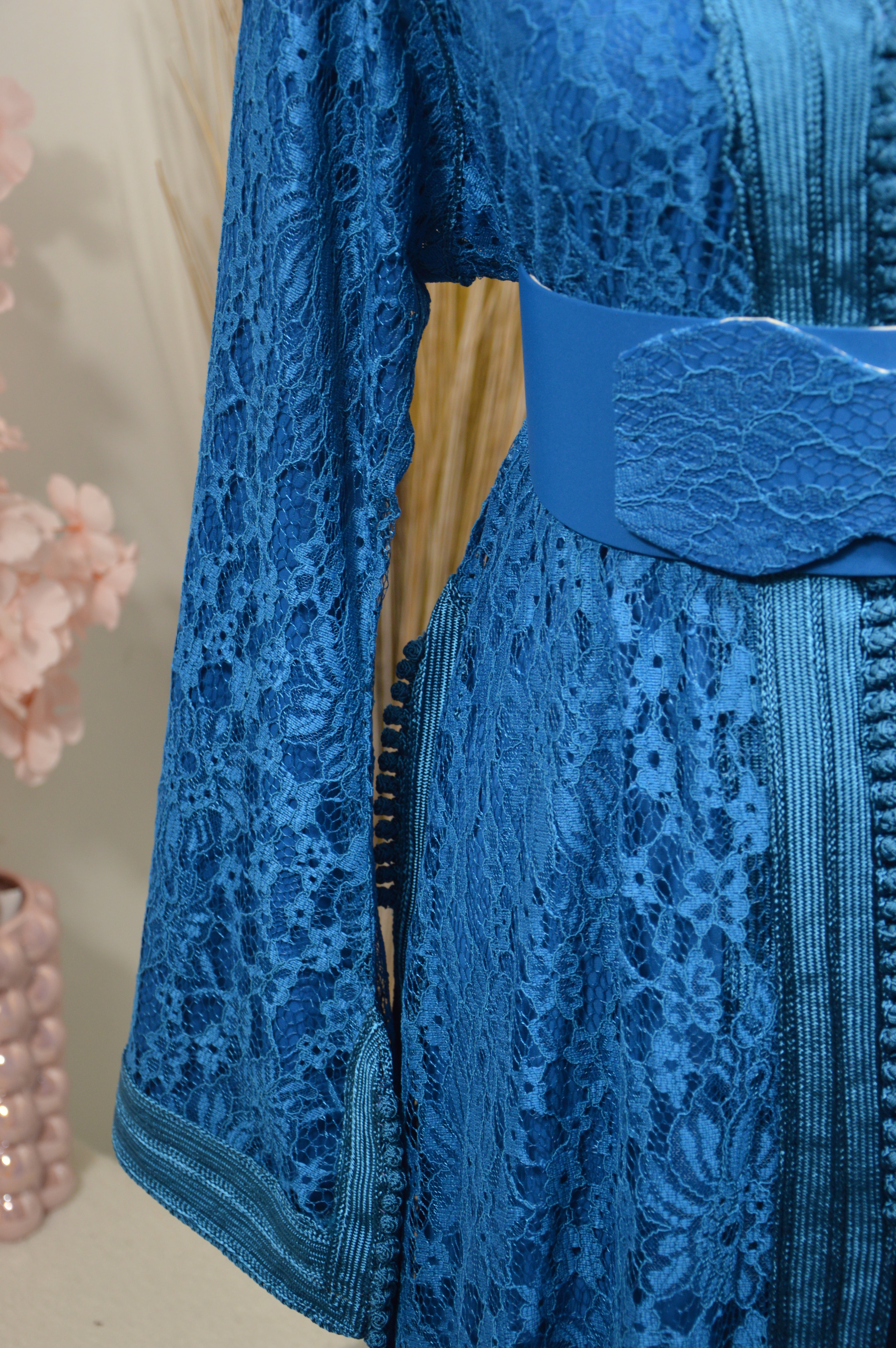 Takchita dentelle Bleu Céruléen « Azur Couture » — Ceinture rigide ton-sur-ton