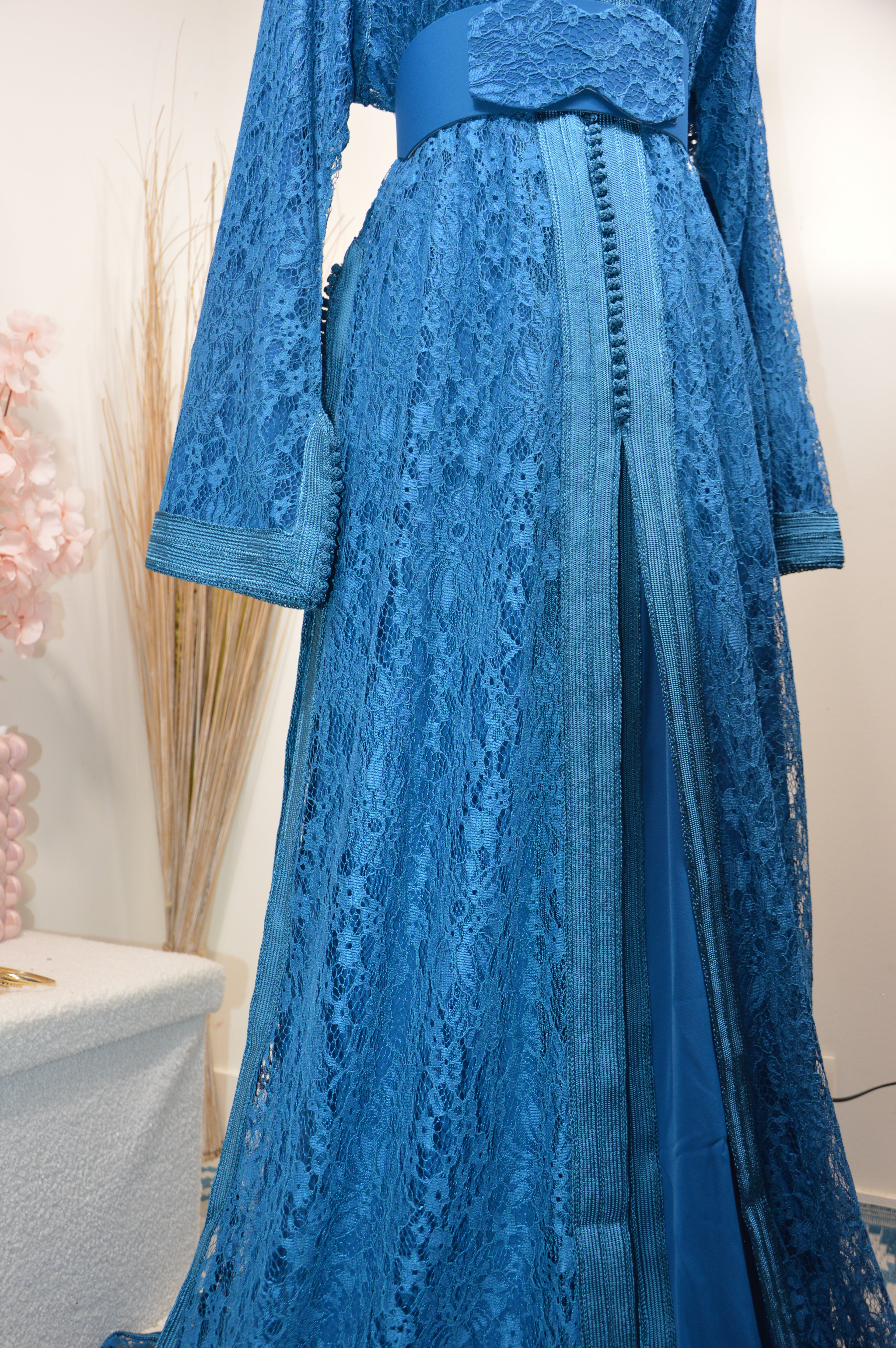 Takchita dentelle Bleu Céruléen « Azur Couture » — Ceinture rigide ton-sur-ton