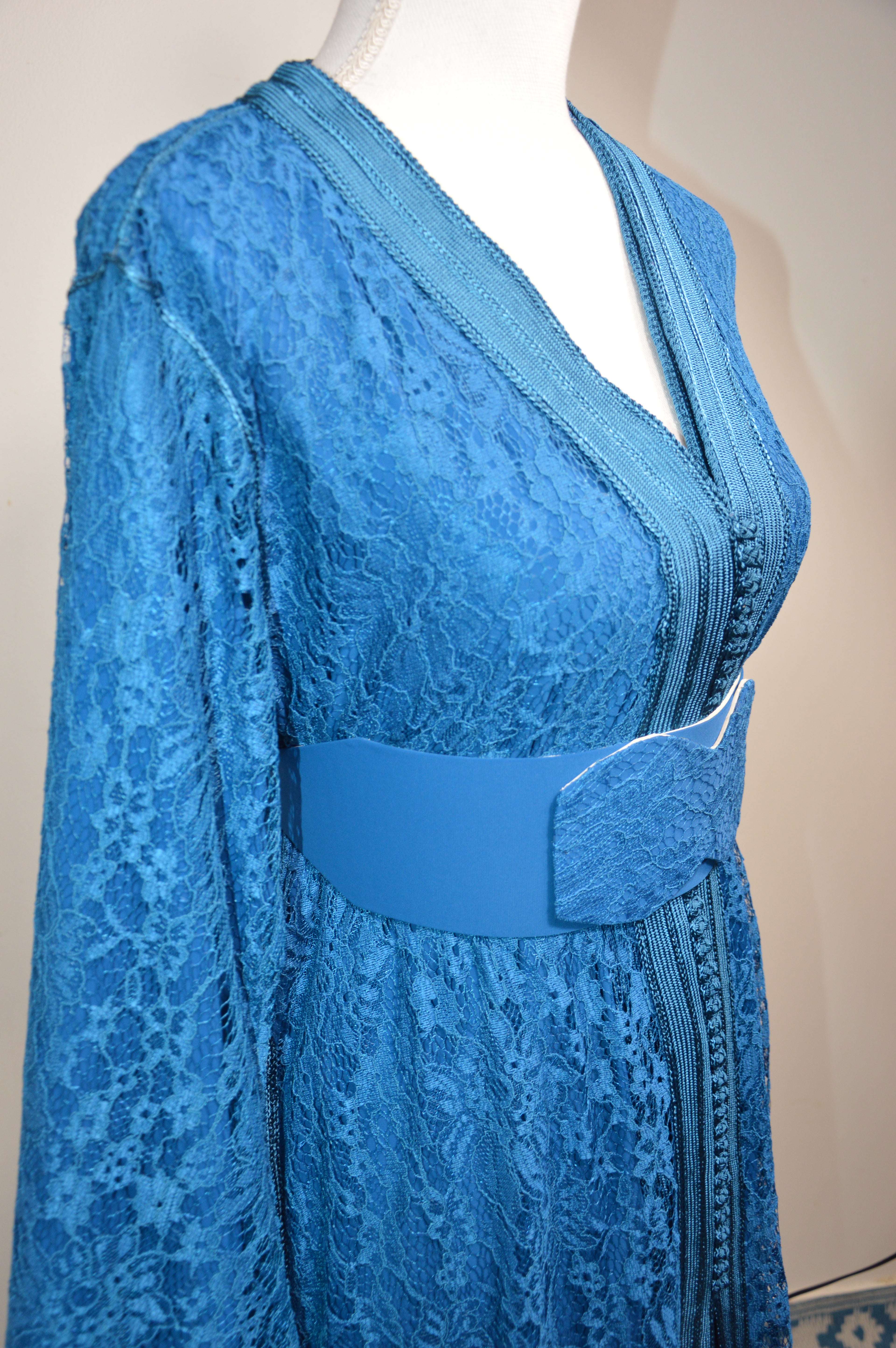 Takchita dentelle Bleu Céruléen « Azur Couture » — Ceinture rigide ton-sur-ton