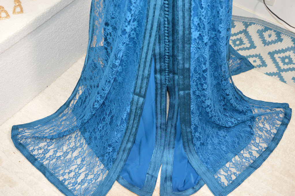 Takchita dentelle Bleu Céruléen « Azur Couture » — Ceinture rigide ton-sur-ton