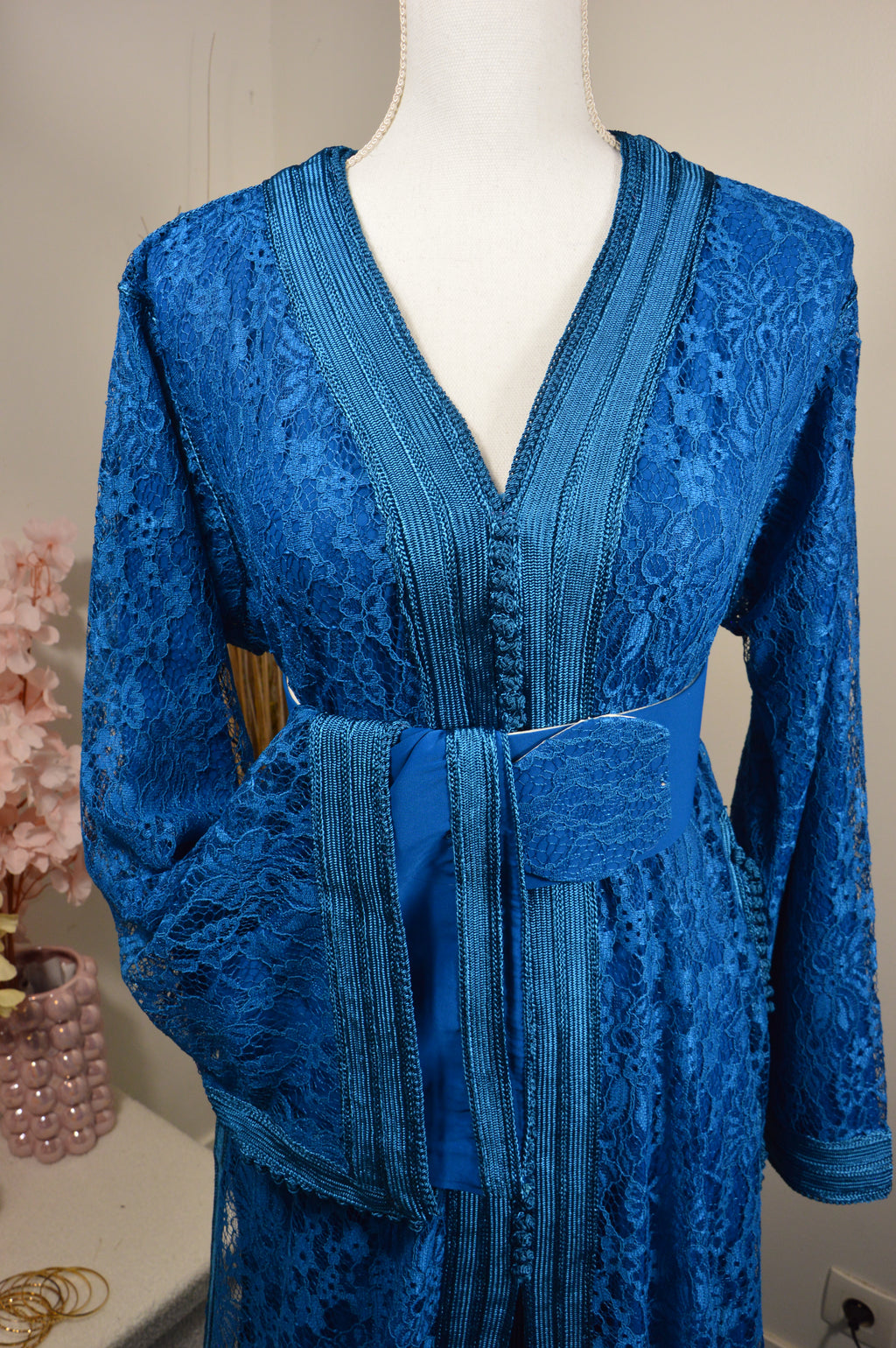 Takchita dentelle Bleu Céruléen « Azur Couture » — Ceinture rigide ton-sur-ton