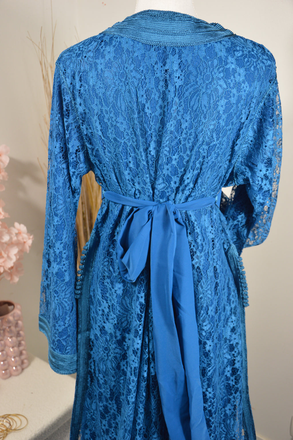 Takchita dentelle Bleu Céruléen « Azur Couture » — Ceinture rigide ton-sur-ton