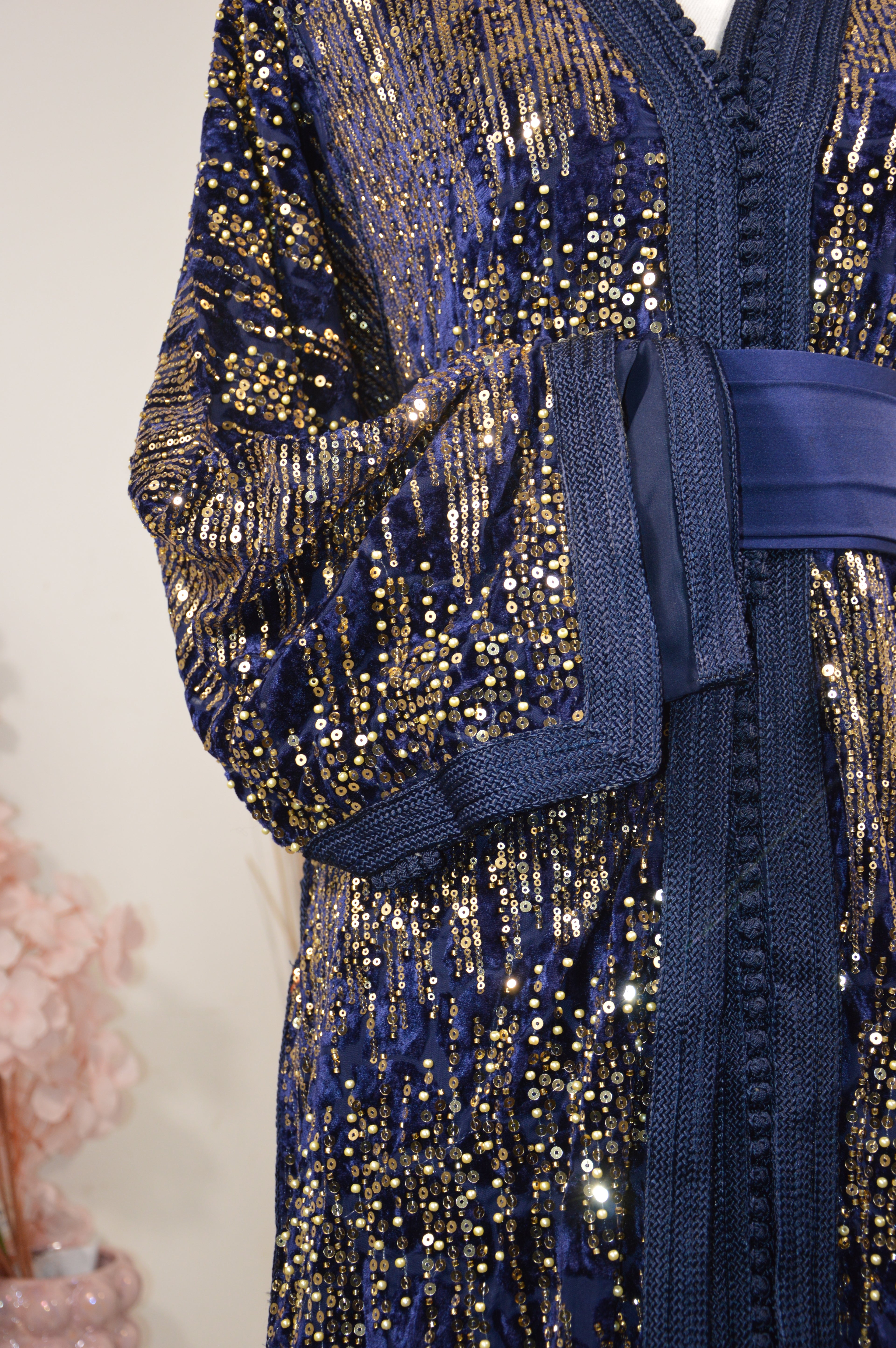 Takchita velours à sequins Bleu Nuit « Nuit Stellaire » — Ceinture obi ton-sur-ton