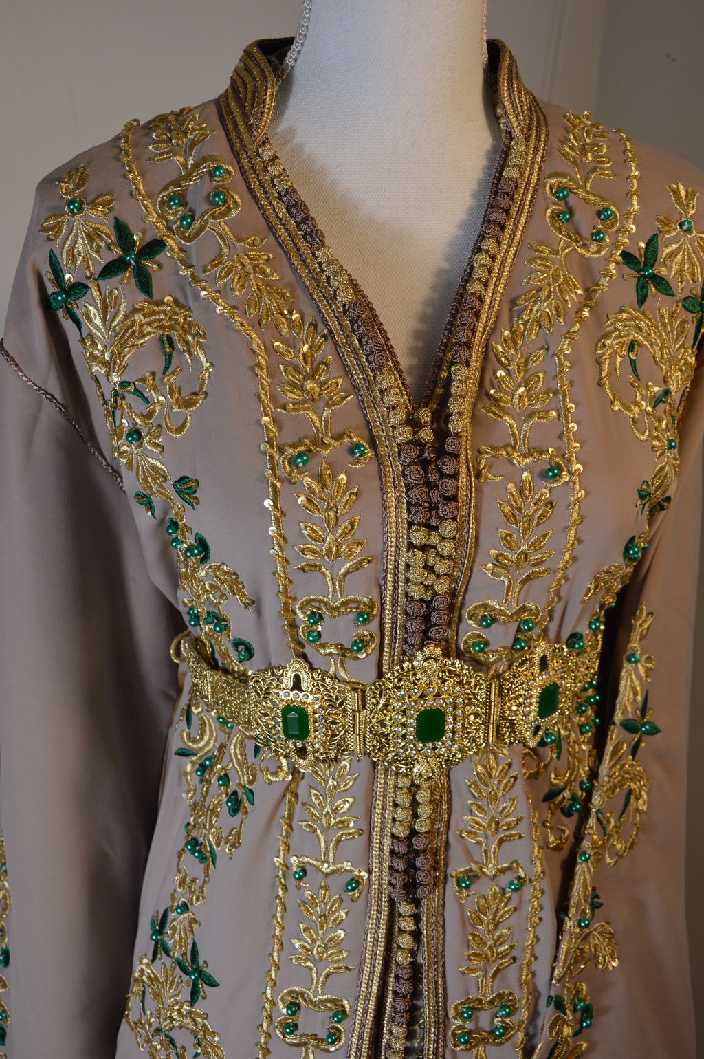 Caftan royal “Soraya” Taupe Émeraude — Broderies dorées & pierres
