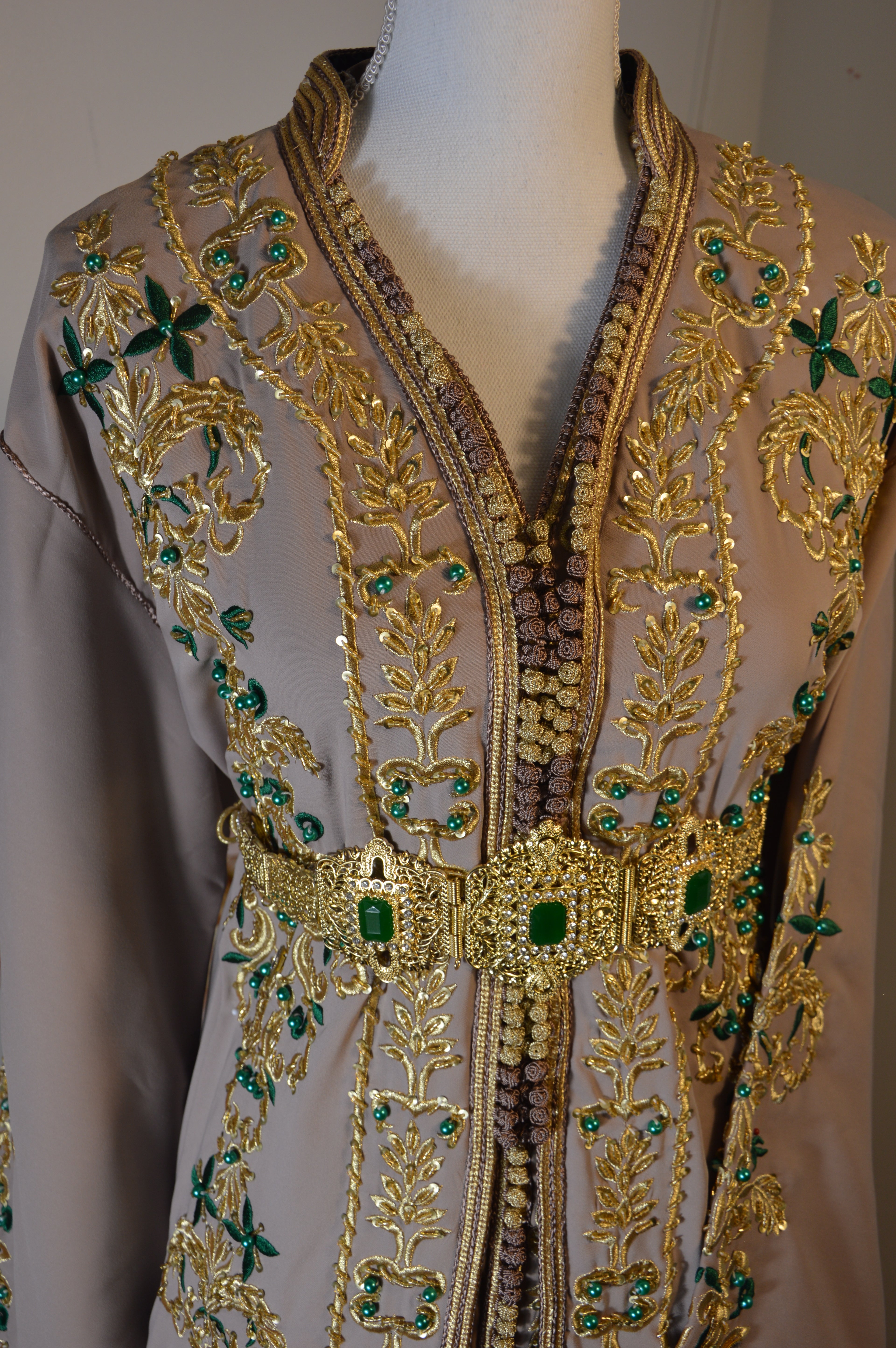 Caftan royal “Soraya” Taupe Émeraude — Broderies dorées & pierres