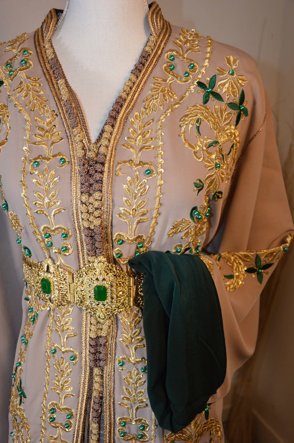 Caftan royal “Soraya” Taupe Émeraude — Broderies dorées & pierres
