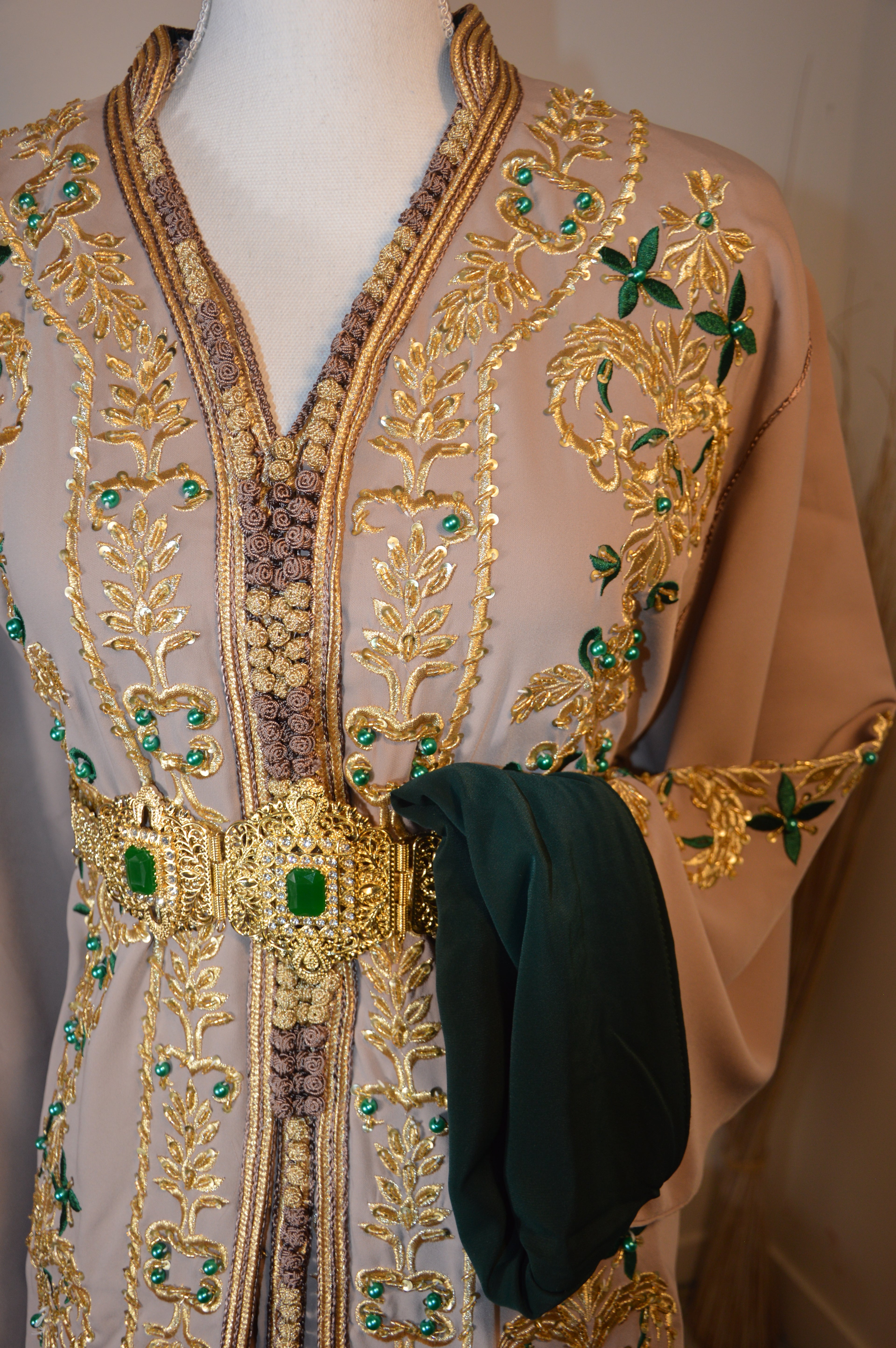 Caftan royal “Soraya” Taupe Émeraude — Broderies dorées & pierres