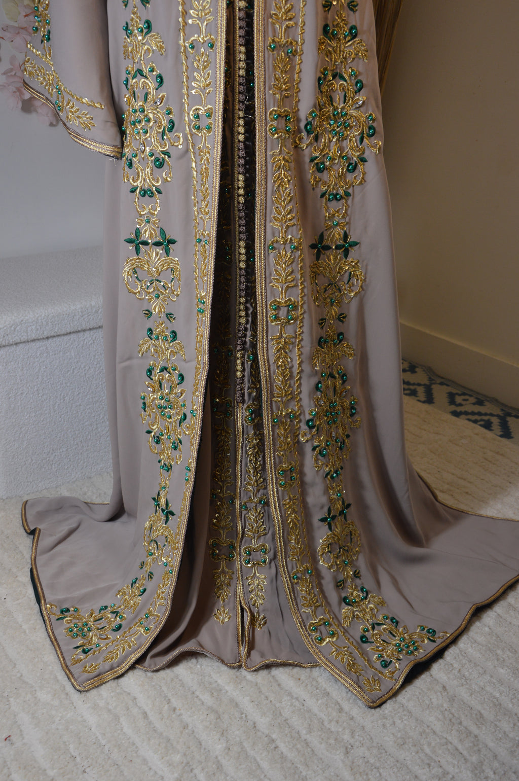 Caftan royal “Soraya” Taupe Émeraude — Broderies dorées & pierres