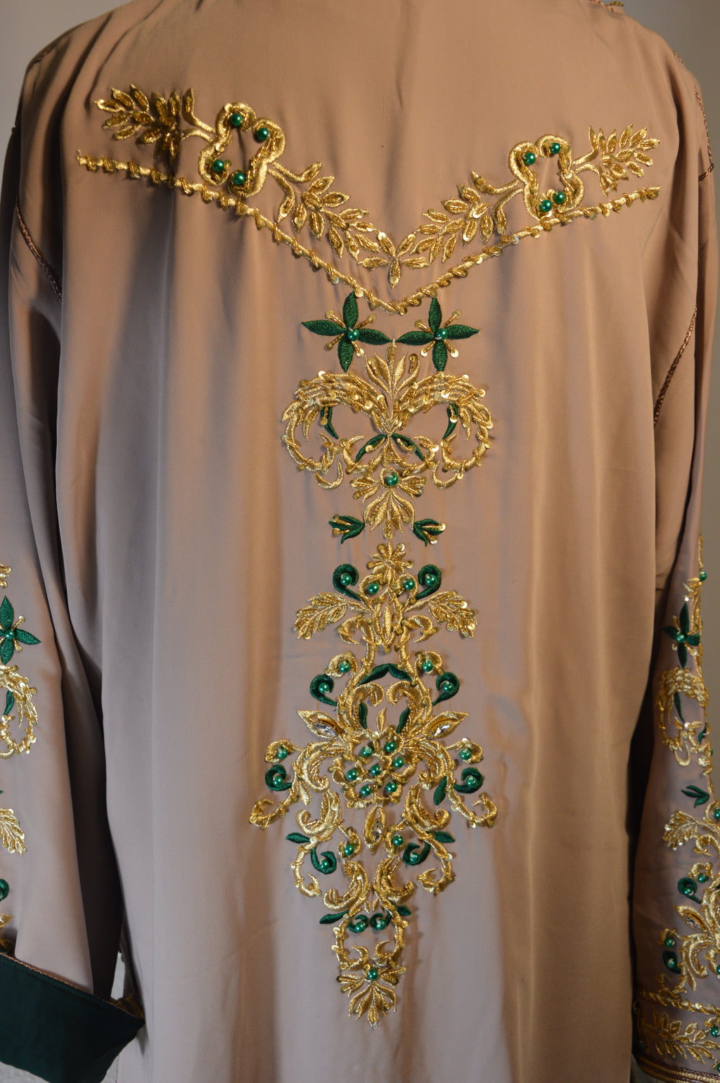 Caftan royal “Soraya” Taupe Émeraude — Broderies dorées & pierres