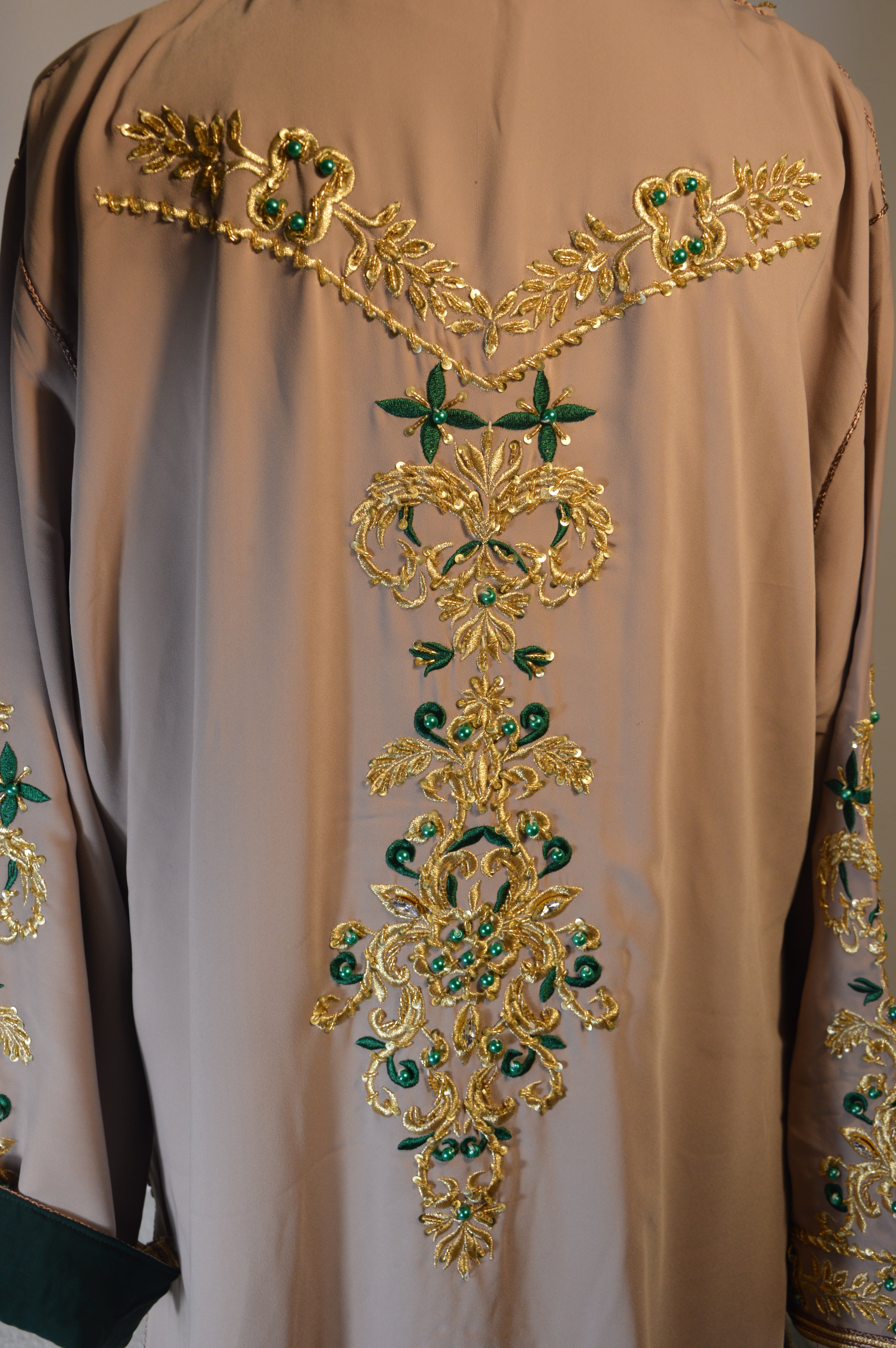 Caftan royal “Soraya” Taupe Émeraude — Broderies dorées & pierres