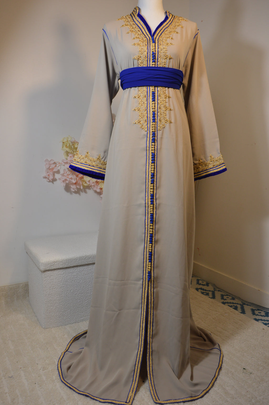 Caftan sable & bleu royal brodé – sfifa dorée + ceinture