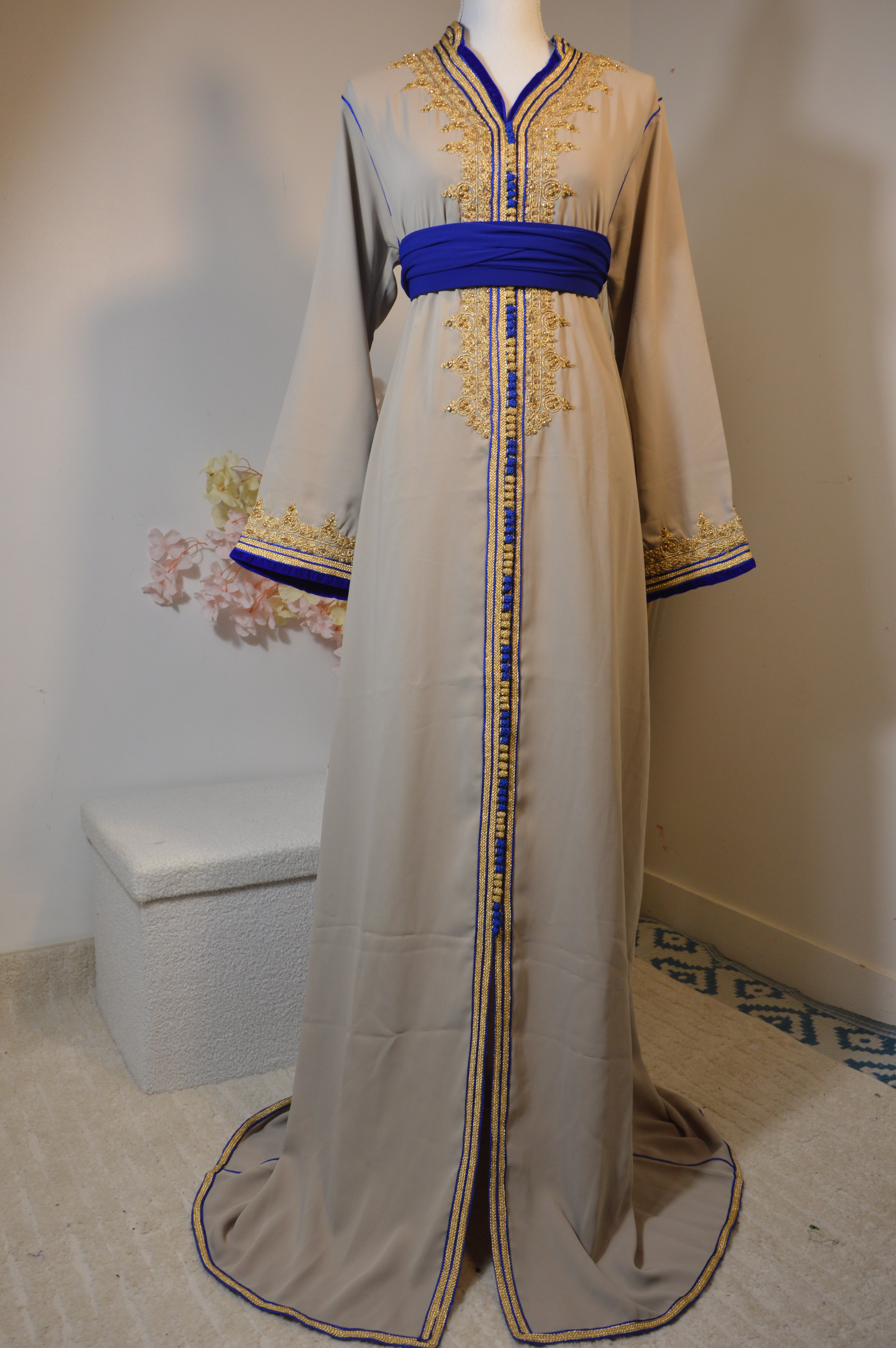 Caftan sable & bleu royal brodé – sfifa dorée + ceinture