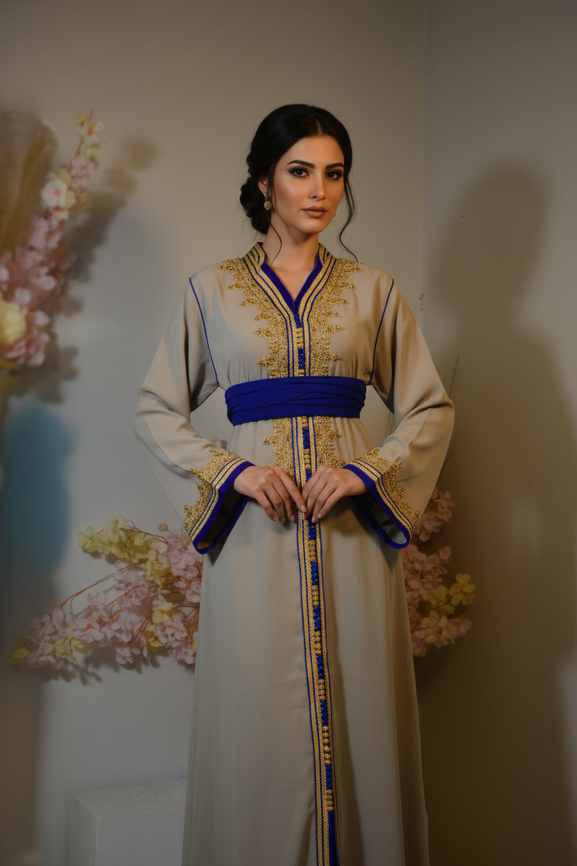 Caftan sable & bleu royal brodé – sfifa dorée + ceinture