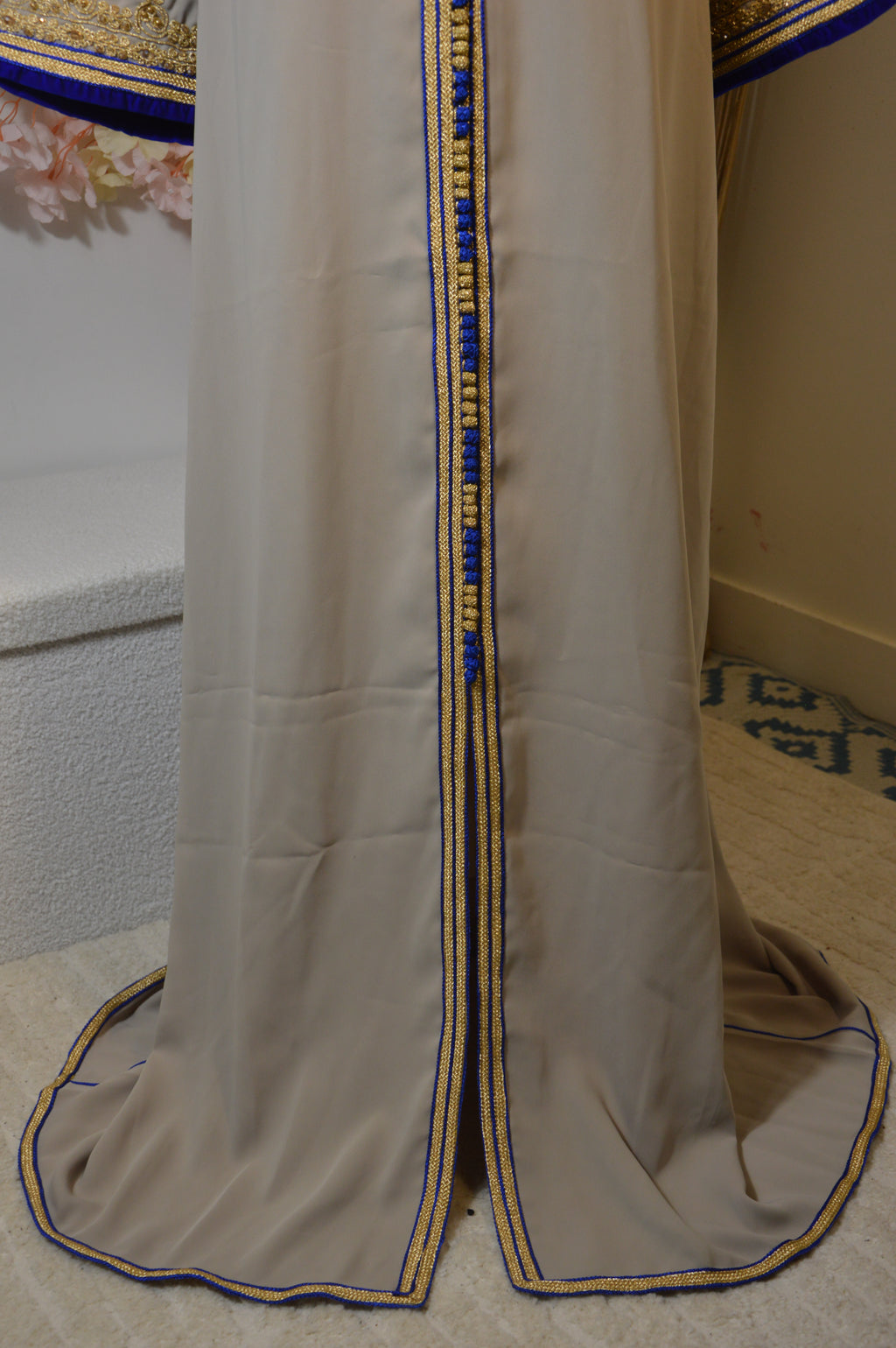 Caftan sable & bleu royal brodé – sfifa dorée + ceinture