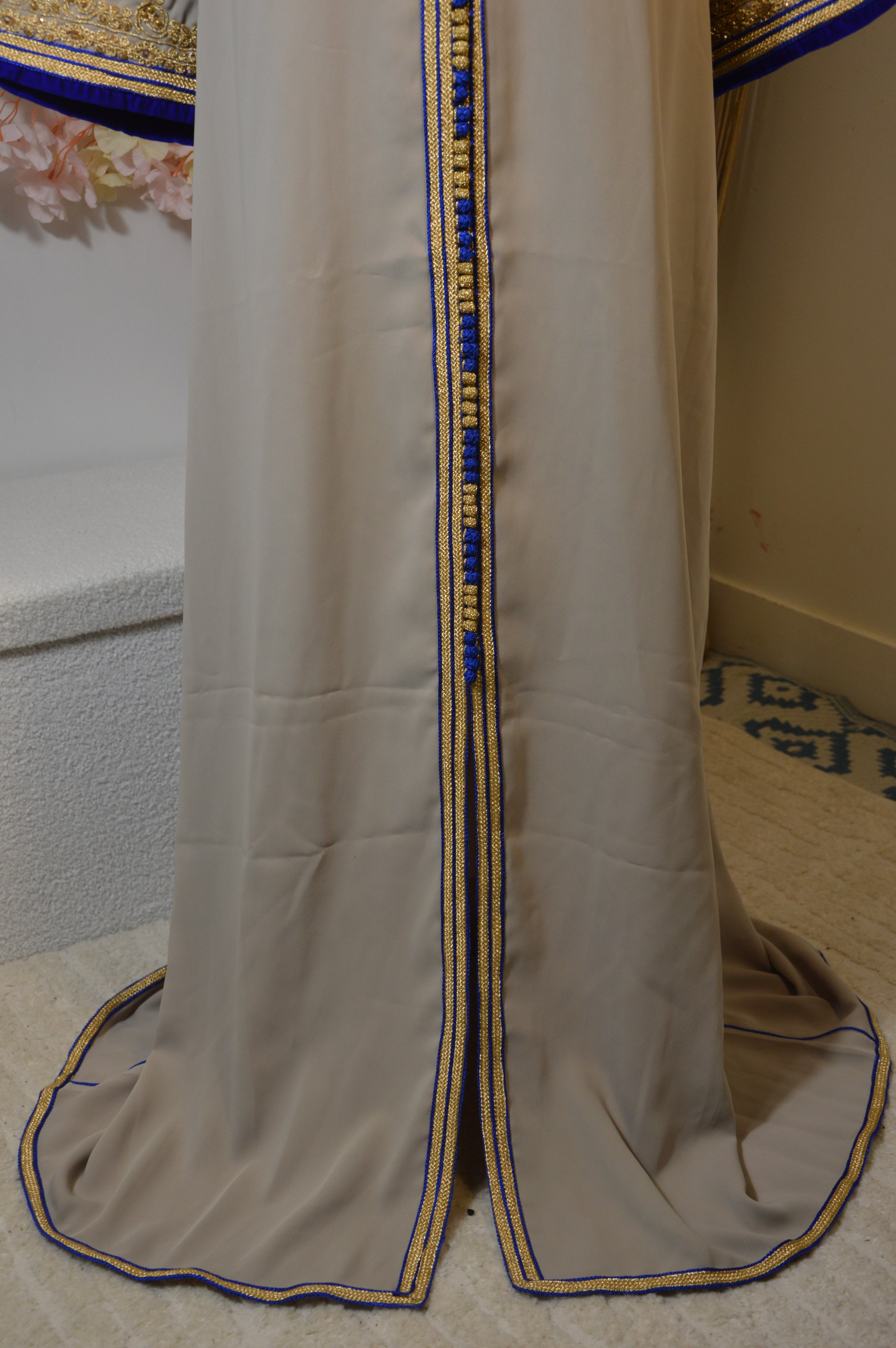 Caftan sable & bleu royal brodé – sfifa dorée + ceinture