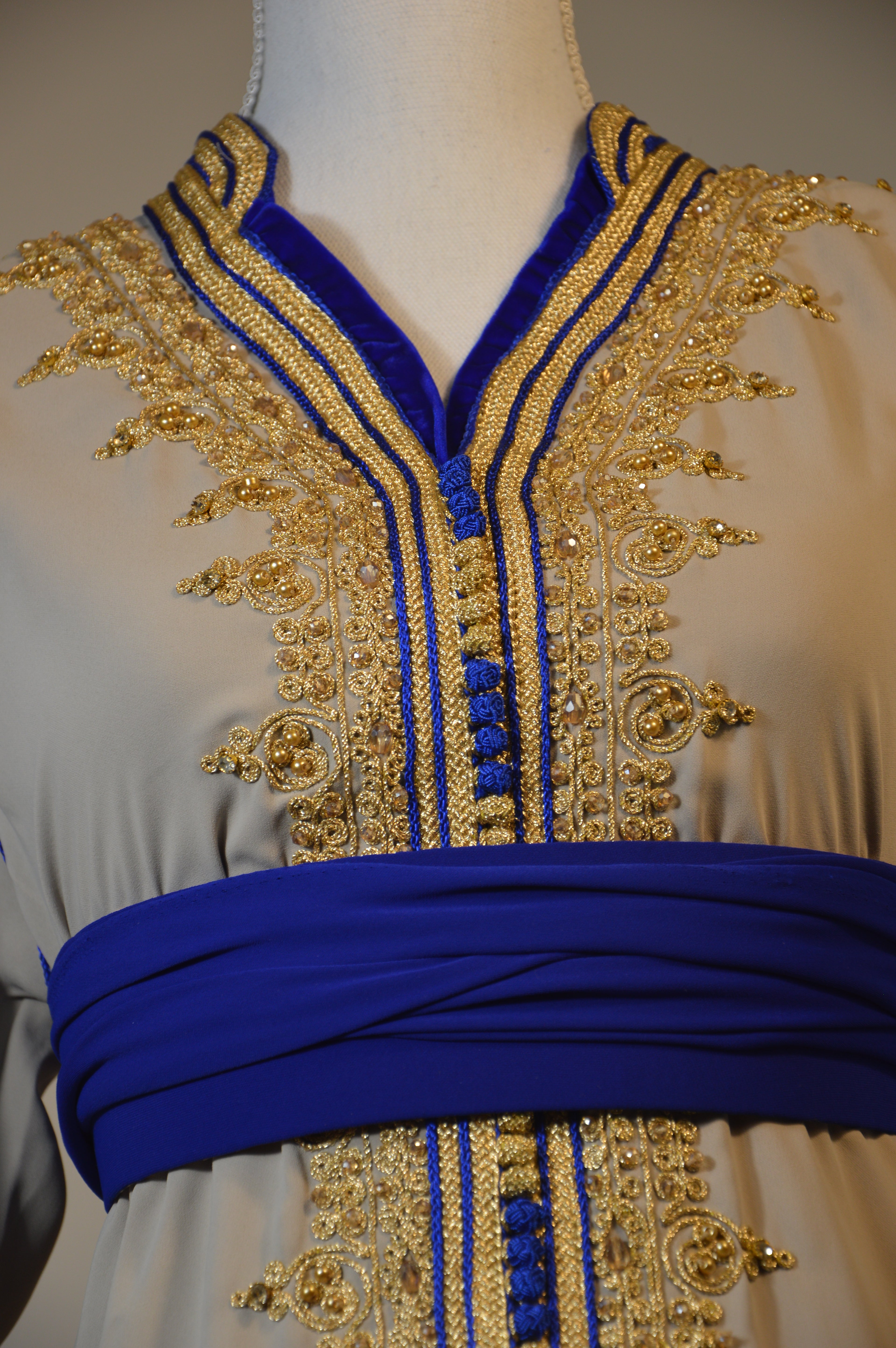 Caftan sable & bleu royal brodé – sfifa dorée + ceinture