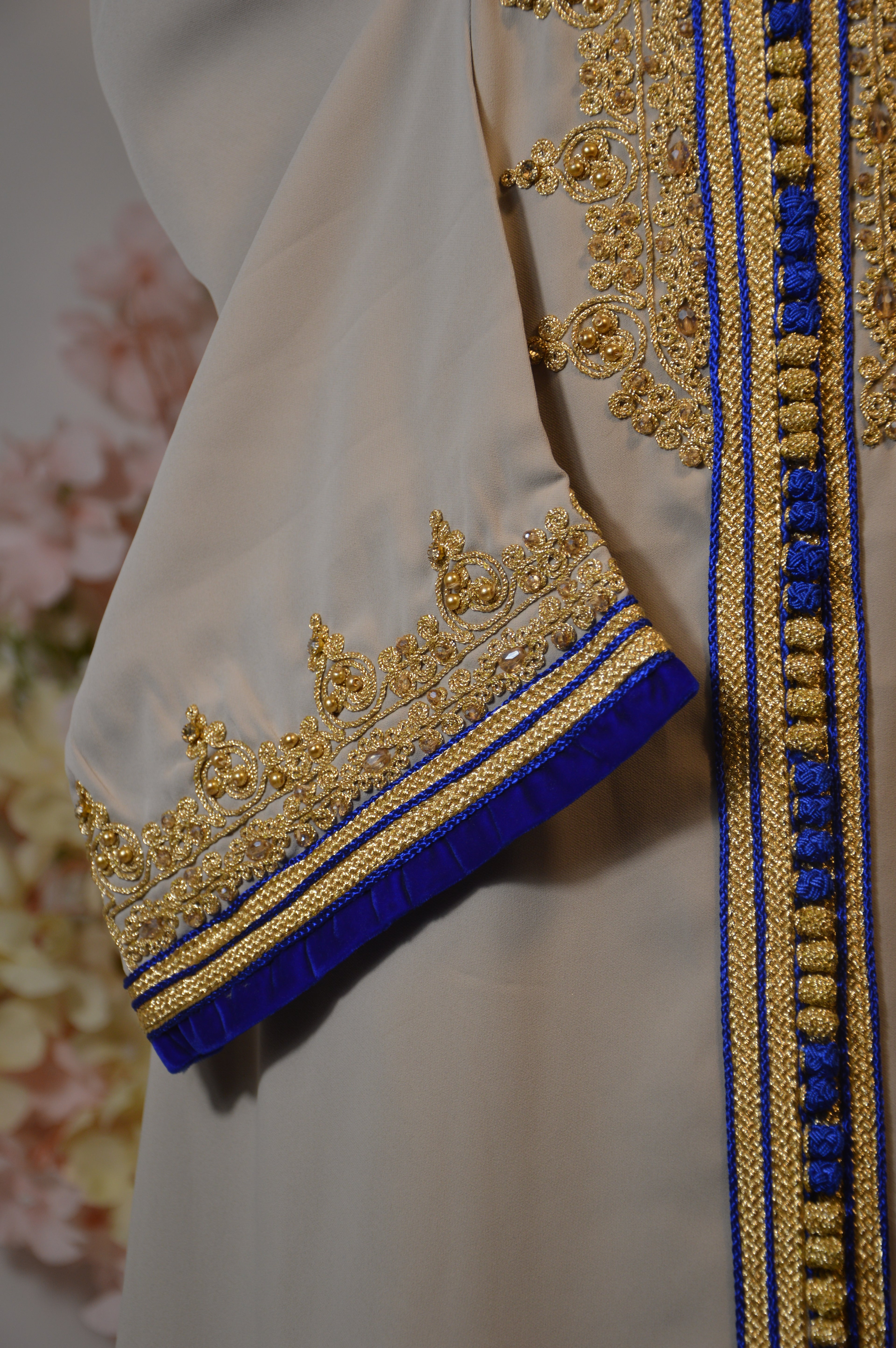 Caftan sable & bleu royal brodé – sfifa dorée + ceinture