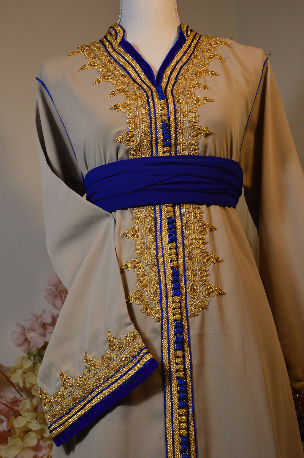 Caftan sable & bleu royal brodé – sfifa dorée + ceinture