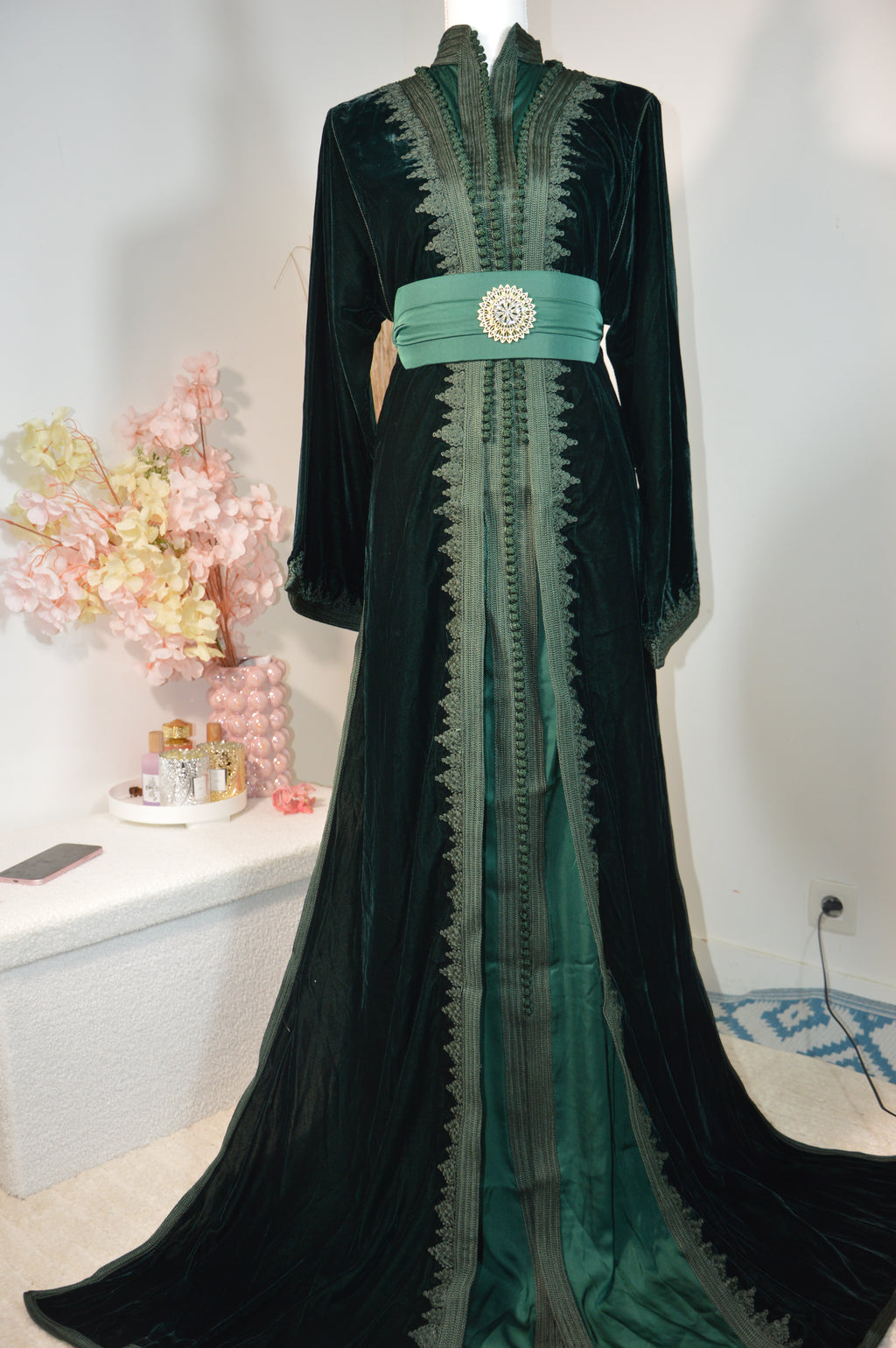 TAKCHITA en Velours – Vert sapin, col montant & ceinture broche