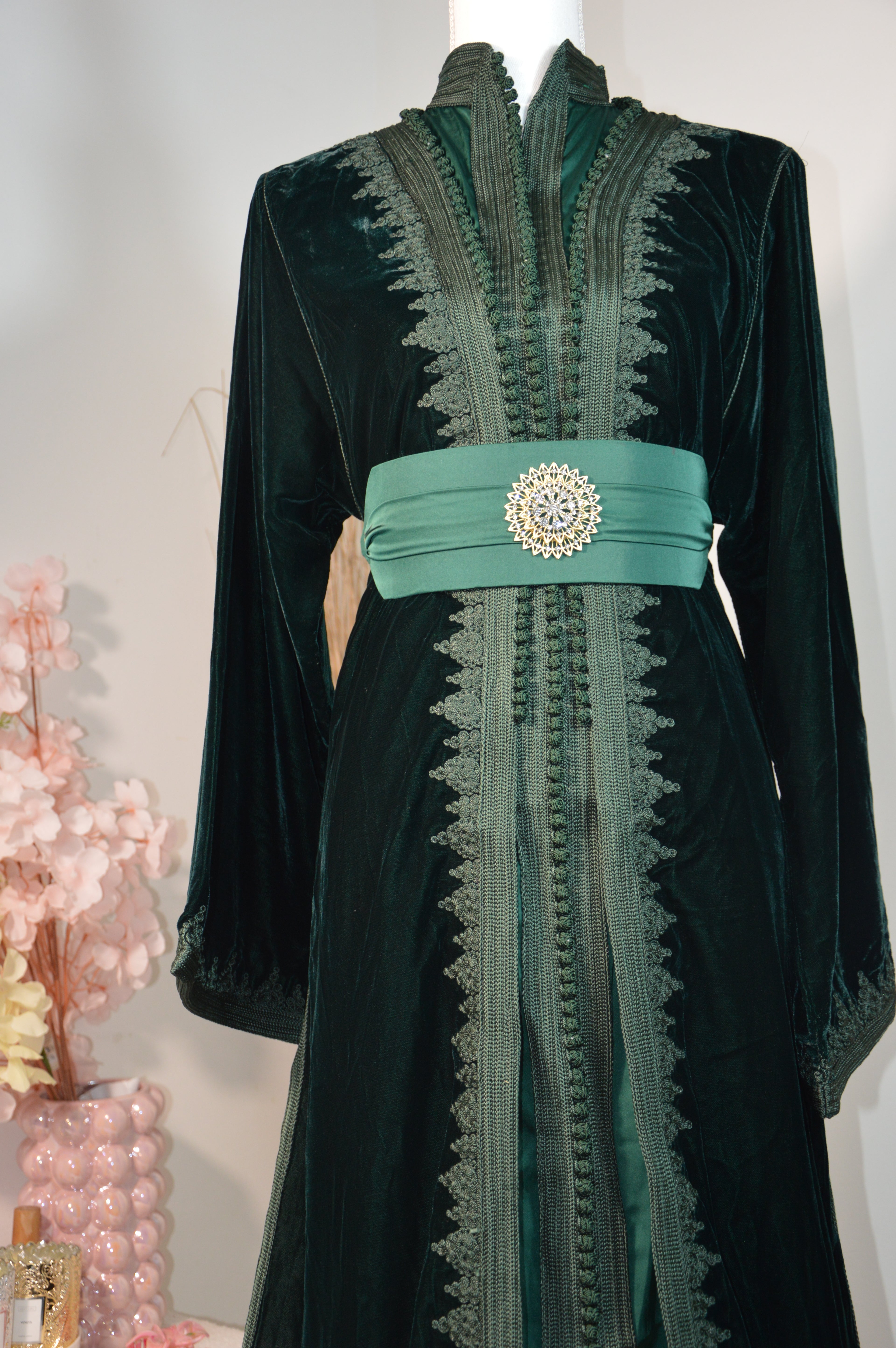 TAKCHITA en Velours – Vert sapin, col montant & ceinture broche