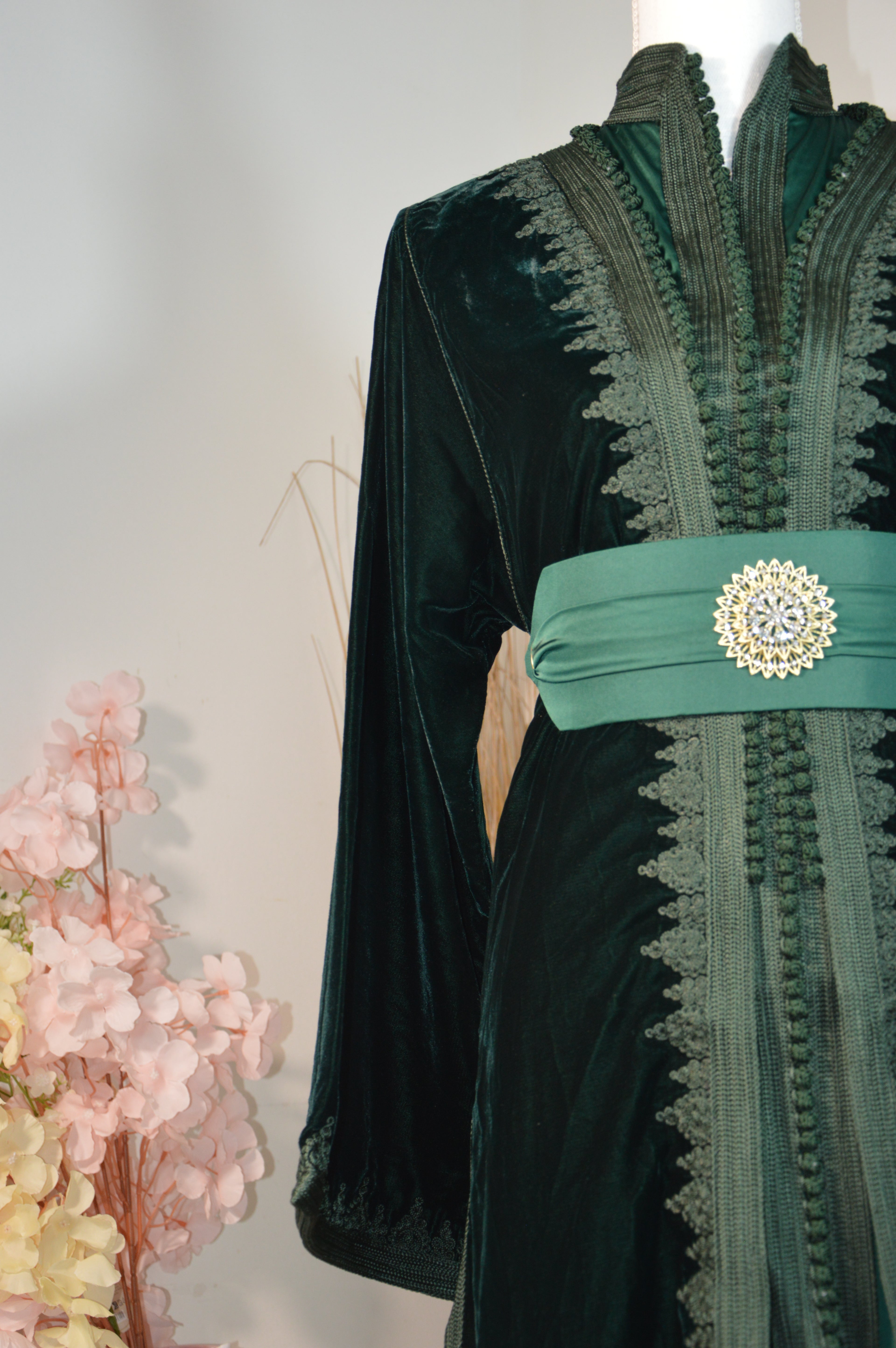 TAKCHITA en Velours – Vert sapin, col montant & ceinture broche