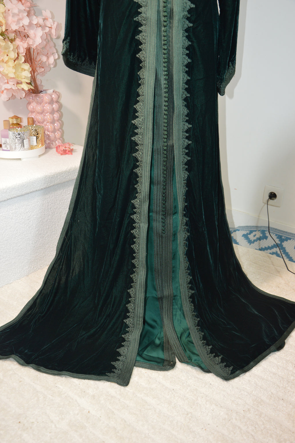 TAKCHITA en Velours – Vert sapin, col montant & ceinture broche