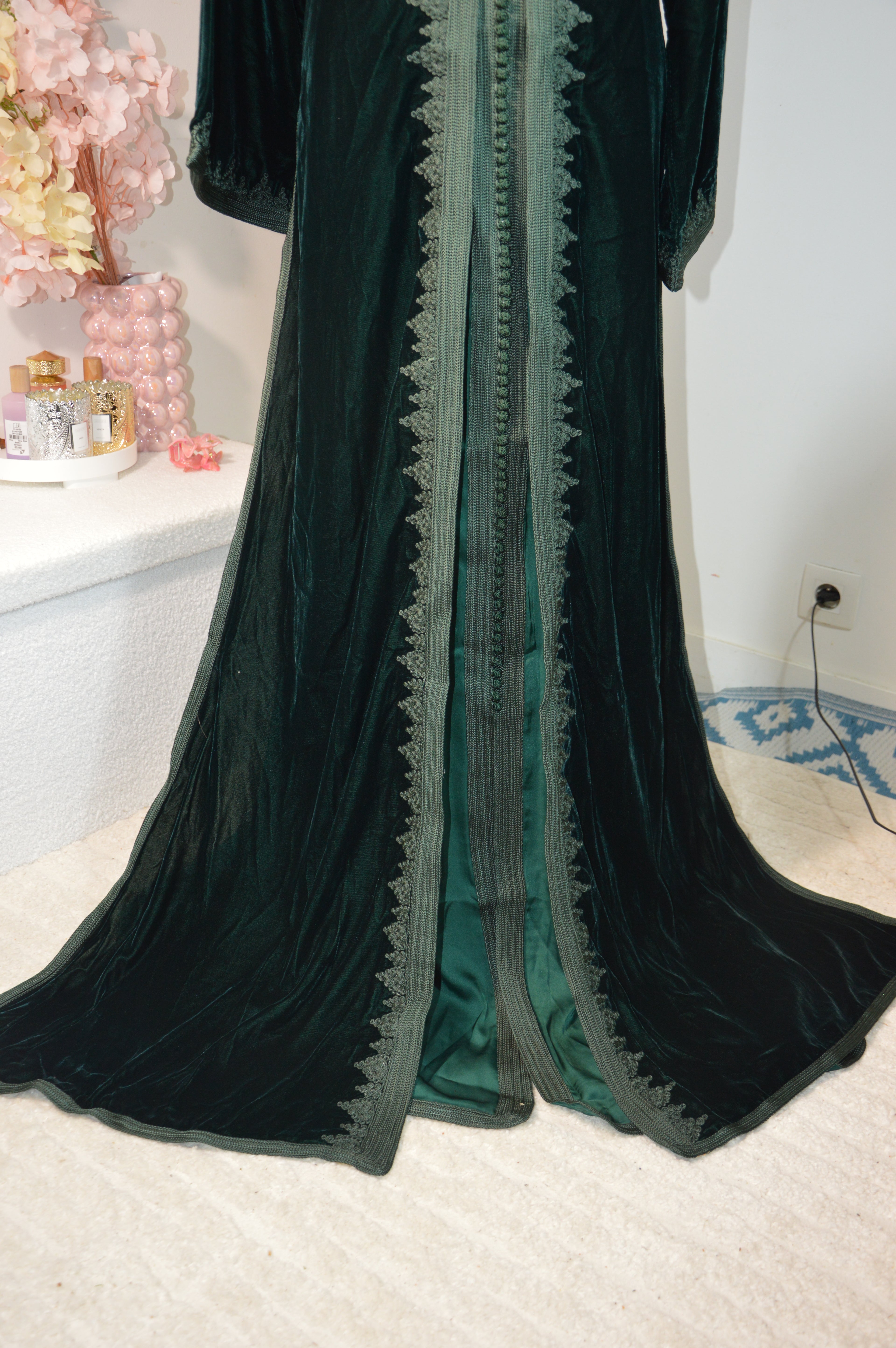 TAKCHITA en Velours – Vert sapin, col montant & ceinture broche