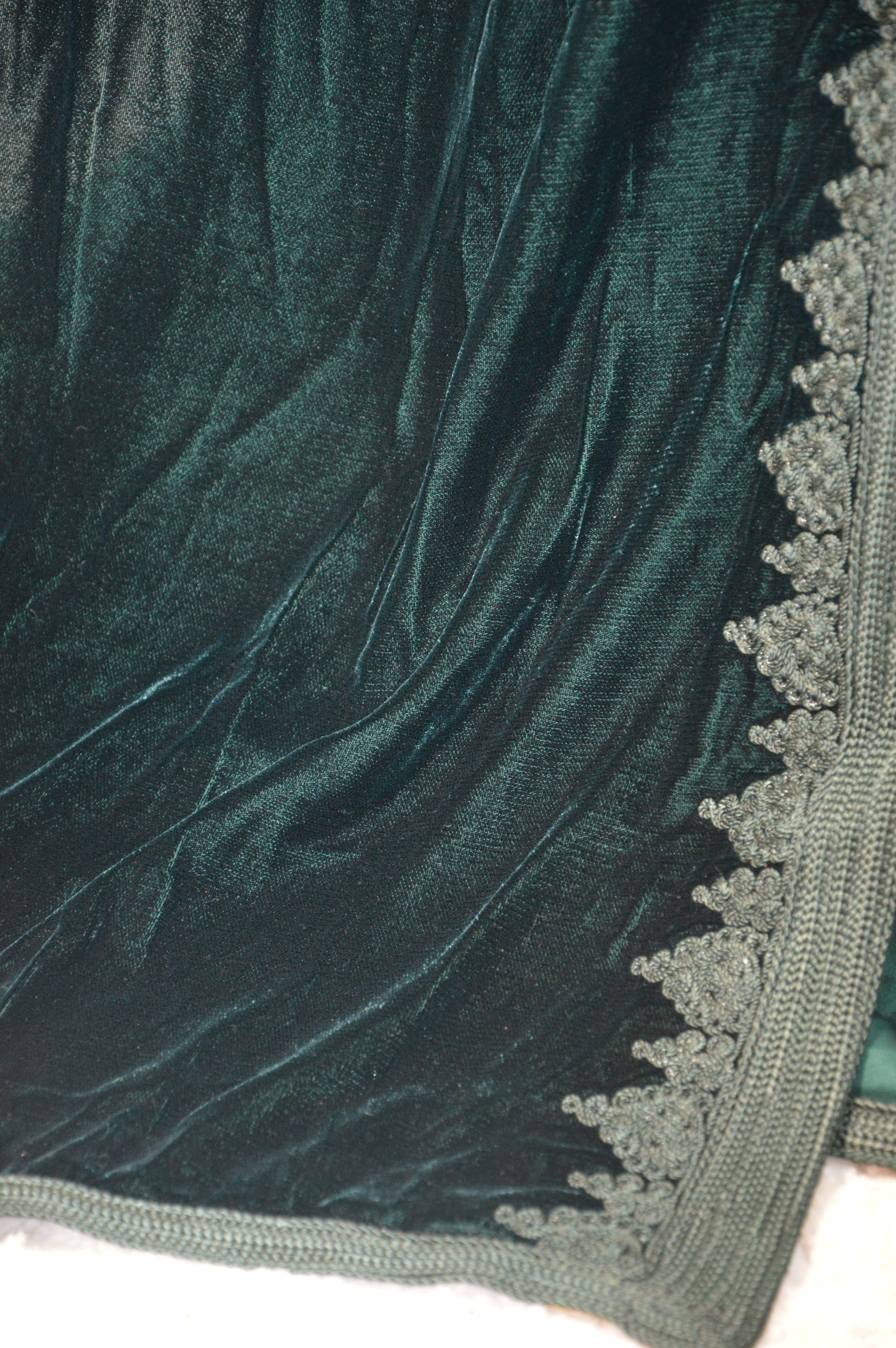 TAKCHITA en Velours – Vert sapin, col montant & ceinture broche