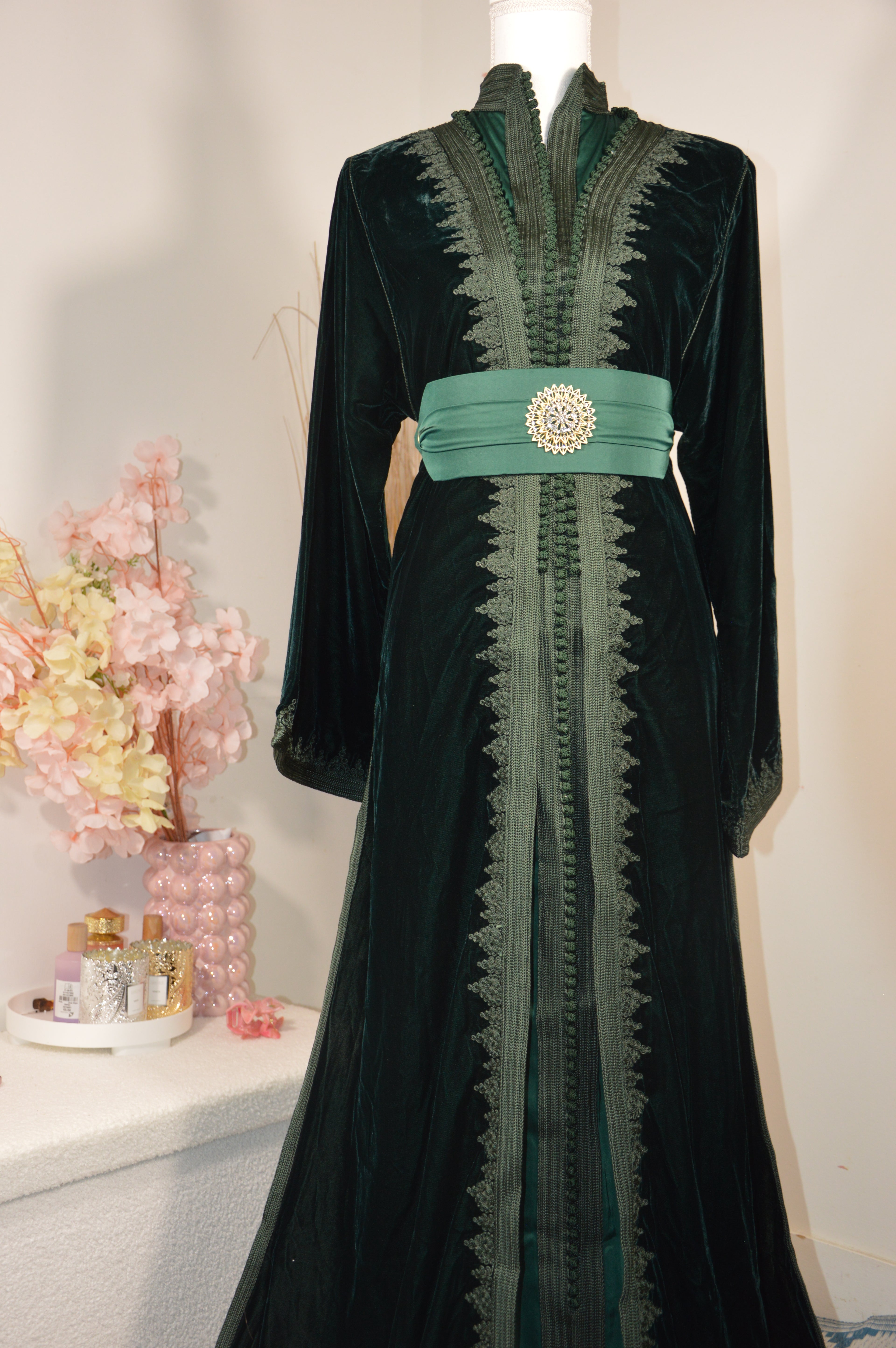 TAKCHITA en Velours – Vert sapin, col montant & ceinture broche