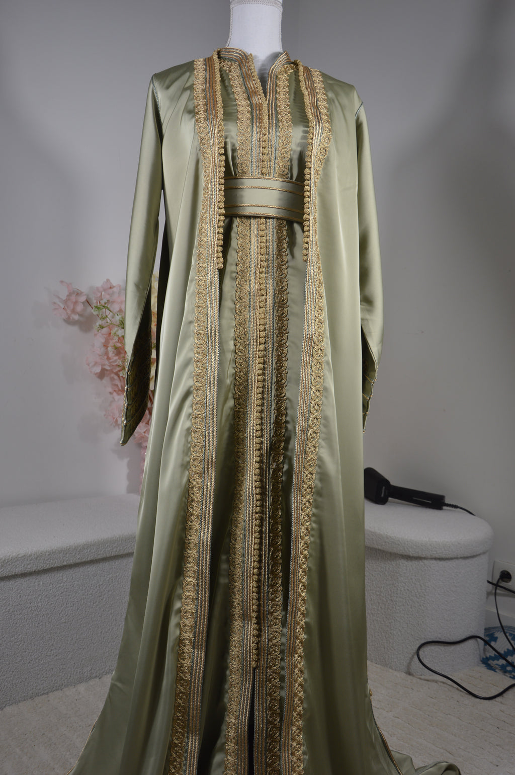 Kimono oriental satin vert sauge & broderies dorées – Ceinture assortie